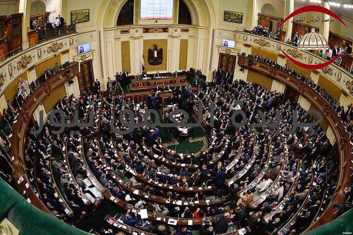 كل 6 أشهر.. القانون يلزم بمتابعة الحالات المستفيدة من مساعدات الضمان الاجتماعي كتبت/ جُمانة صابر تحقيقا لوصول الدعم لمستحقيه ،نص قانون الضمان الاجتماعى رقم 137 لسنة 2010 فى المادة 17 منه على أن:" تنشأ بوزارة التضامن الاجتماعى قاعدة بيانات مركزية تسجل بها البيانات الخاصة بالأفراد والأسر وما يحصلون عليه من مساعدات الضمان الاجتماعى بجميع أنواعها، ويتم تحديث بيانات هذا القاعدة من خلال ربطها بقواعد البيانات الخاصة بالهيئة القومية للتأمين الاجتماعى ومصلحة الأحوال المدنية وغيرها من الجهات المعنية. و على الجهات الحكومية وغير الحكومية المعتمدة من وزارة التضامن الاجتماعى أن تبلغ مركز المعلومات المركزى بوزارة التضامن الاجتماعى أو الإقليمى بإحدى مديرياتها بما يتوافر لديها من معلومات وبيانات تتعلق بما صرفته أو تصرفه نقدًا أو عينًا لأى فرد أو أسرة مت طلب منها ذلك وألزم القانون الضمان مديريات التضامن الاجتماعى المختصة بالمتابعة الميدانية للحالات المستفيدة من مساعدات الضمان الاجتماعى مرة على الأقل كل 6 أشهر، لتحديد مدى أحقية كل حالة فى استمرار الاستحقاق، ومدى التزامها باستمرار الأبناء فى التعليم، أو الانخراط فى فصول محو الأمية، والتزامات ببرامج التطعيم والصحة الإنجابية، وكذلك التزام الأسرة بتنمية قدراتها الإنتاجية. و يجوز الاستعانة بالهيئات المعترف بها قانونًا المعنية بشئون الرعاية والتنمية الاجتماعية فى تنفيذ أحكام هذا القانون وذلك بالشروط والأوضاع التى يحددها الوزير.