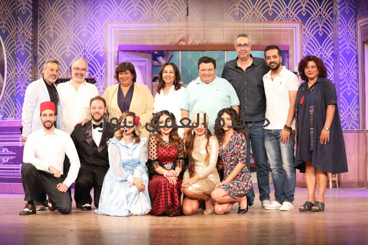 وزيرة الثقافة تشيد بالعرض المسرحى "ليلتكم سعيدة" على المسرح القومي كتب/ محمد صوابي أشادت الدكتورة إيناس عبد الدايم وزيرة الثقافة، بالعرض المسرحي "ليلتكم سعيدة "، من حيث الموضوع والأداء المتميز للفنانين، عقب مشاهدتها للعرض أمس الخميس، على المسرح القومى بالعتبة، وحرصت على تحية أبطال العرض والتقاط صور تذكارية معهم . بحضور المخرج إسماعيل مختار رئيس البيت الفني للمسرح، والدكتور جمال ياقوت رئيس مهرجان القاهرة الدولي للمسرح التجريبي، والفنان إيهاب فهمى مدير المسرح القومى، والمخرج عادل حسان مدير فرقة مسرح الطليعة، والنائبة الدكتورة هند حازم حبيب، ولفيف من الفنانين والإعلاميين والصحفيين والنقاد منهم "الفنان التشكيلى فريد فاضل، والكاتبة مروة جوهر، والفنان محمد جمعة، والناقدة والكاتبة الصحفية حنان شومان، والإعلامية أسماء قنديل، والإذاعى محمد نشأت، والفنانة إيمان غنيم" . من جانبه أعرب المخرج خالد جلال، عن سعادته بحضور الدكتورة إيناس عبد الدايم وزيرة الثقافة، وبكلمات الإشادة التى وجهتها لأبطال العرض، وقال إن كلماتها تعطى دفعة قوية لكل فريق العمل، لبذل المزيد من الجهد والإتقان فى الأداء، وتقديم المزيد من العروض المسرحية التى تضيف نجاحات أكثر لعالم الفن المسرحى . "ليلتكم سعيدة " عن قصة مطربة الكورس لأنطون تشيكوف، كتابة وإخراج خالد جلال، البطولة للفنانين " محمد على رزق، مريم السكرى، بسنت صيام، مروة عيد، ألحان المهدي، نديم هشام"، ملابس هالة الزهوي، ديكور عمرو عبدالله، مخرج منفذ علا فهمي . يذكر أن عرض ليلتكم سعيدة تم تقديمه العام الماضي ضمن مبادرة " اضحك - فكر - اعرف"، التي قدمتها فرقة مسرح المواجهة والتجوال مع فرقة المسرح القومي بالبيت الفني للمسرح والتى هدفت الى تقديم ١٠ مسرحيات مستلهمة من قصص قصيرة للكاتب الروسي الشهير أنطون تشيكوف في إطار مبادرة " خليك في البيت - المسرح بين ايديك" وعرض على قناة وزارة الثقافة باليوتيوب وانضم الى قائمة أعلى العروض مشاهدة بالقناة .