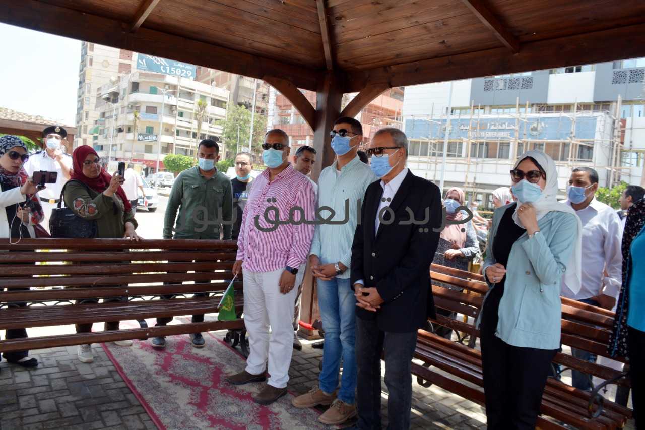 عاجل محافظ القليوبية يشارك باحتفالية الشباب والرياضة بمناسبة ثورة 30 يونيو وتنظيم مسيرة نيلية وعروض فنية وأغاني وطنية كتب محمد صوابى شارك اليوم عبد الحميد الهجان محافظ القليوبية في الاحتفالية التي نظمتها مديرية الشباب والرياضة بالقليوبية بمناسبة الاحتفال بثورة 30 يونيو علي كورنيش نهر النيل بمدينة بنها أمام ديوان عام المحافظة . وأشتملت الاحتفالية علي تنظيم مسيرة نيلية بنهر النيل شارك بها 100 شاب وفتاة وعروض فنية واغاني وطنية وعروض تنورة قام بها شباب من مدارس الصم والبكم بالمحافظة حيث ادخلت العروض البهجة علي جميع الحضور وشارك بالاحتفالية الدكتورة ايمان ريان والدكتور سمير حماد نائبي المحافظ والدكتور محمود الصبروط وكيل وزارة الشباب والرياضة. واكد محافظ القليوبية خلال حضوره الاحتفالية أن ثورة 30 يونيو تعد علامة فارقة في تاريخ مصر، حيث إنها أنقذت الشعب المصري من المخاطر والمكايد التي كانت تحاك لإسقاط الدولة المصرية القديمة. وأوضح أن هذه الثورة تعد دليلا على وعي الشعب المصرية وشدة حبه لمصر، حيث إن المصريين كما عهدناهم وعاهدهم العالم أنه يلبون نداء الوطن ويتضامنون مع القوات المسلحة المصرية التي تعد درع الأمان لمصر ويتقدم المحافظ بالنيابة عن ابناء محافظة القليوبية وقيادتها الامنية والتنفيذية والشعبية بخالص التهانى القلبية لفخامة الرئيس/عبد الفتاح السيسى رئيس الجمهورية بمناسبة الذكري الثامنة لثورة 30 يونيو والتي كانت سببا فارقا في تاريخ مصر الحديثة وبداية لعصر التقدم والازدهار لبناء مصر الجديدة بينما أكد محافظ القليوبية أن ما تم إنجازه من مشروعات على أرض المحافظه خلال الـ 8 سنوات يُعد إعجازاً لم يحدث من قبل ، مشيراً إلي أنه تم الإنتهاء من تنفيذ 286 مشروع تنموى وخدمي بتكلفه تخطت الـ 16 مليار جنيه للنهوض بمستوى الخدمات المؤداه لأبناء المحافظة فى حين ان المشروعات الجاري تنفيذها خلال العام الجاري حوالي 173 مشروع بتكلفة 17.6 مليار جنيه بخلاف تكلفة مشروعات تبطين الترع والمساقي موضحا أنه جاري تنفيذ المبادرة الرئاسية حياه كريمه لتطوير الريف المصري على قدم وساق ، لافتاً إلي أنه تم إختيار 36 قرية و 148 كفر وعزبة تابع لمدينة شبين القناطر بتكلفة تصل الى 2.5 مليار جنيه لتشهد أعمال بناء وتطوير من خلال إقامة بنيه تحتيه جديده وتنفيذ مشروعات مياه الشرب والصرف الصحى وإنشاء مدارس ومراكز شباب ووحدات صحية وكباري وتوصيل غاز طبيعي لتحسين مستوي معيشه المواطنين وتقديم أفضل الخدمات لهم ، لافتا إلي انه جاري مضاعفة الأعمال بالتنسيق مع جهاز تعمير القاهرة الكبري للانتهاء من تنفيذ المشروعات ودخولها الخدمه لتعود بالنفع والفائده علي المواطنين وجه المحافظ الشكر لفخامة الرئيس عبد الفتاح السيسي رئيس الجمهورية لإهتمامه بتحسين جوده حياه المواطنين وتنفيذ العديد من المشروعات التنموية والخدمية بتلك المحافظة ذات المساحة الكبيرة والكتلة السكانية الهائلة. قائلاً أن ما يحدث يُعد نقله نوعية لدولة جديدة يستطيع أن يفخر بها كل مصري ، دولة جديدة في كل مرافقها وبفكر جديد ، دولة جديدة في مشروعاتها وخدماتها المؤداه للمواطنين ، دولة جديدة تنال إحترام دول العالم ، دولة جديدة تولي مرض الضمور العضلي للإطفال إهتماماً خاصاً وتسعى لتوفير العلاج اللازم لهم