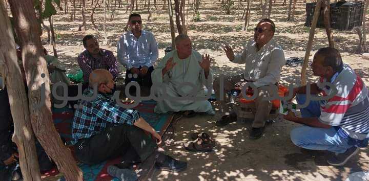 وكيل زراعة الفيوم لقاء بمزارع العنب لزيادة الإنتاج و الصادرات والخطوط التي يجب اتباعها كتبت فاطمه رمضان قام اليوم الأربعاء الاستاذ الدكتور ربيع مصطفى وكيل وزارة الزراعة بالفيوم ويرافقه المهندس ياسر مدير عام إدارة الأراضي والمياه بالمديرية و الأستاذة فاطمه جاد مسئول الإعلام والعلاقات العامة بالبحوث الزراعية بالفيوم بزيارة حقول محصول العنب ناحية البسيونية حوض المنقبادى التابعة لمركز الفيوم على مساحة المزرعة 32 فدان صنف عنب فليم احمر و ذلك يأتي ضمن توجيهات السيد القصير وزير الزراعة واستصلاح الأراضي بالمتابعه الميدانية للمحاصيل الزراعية المختلفه ونزول إلى المزراعين في الحقول والسماع إلى مشاكلهم وايضا التوسع في منظومة التحول الرقمي، ودعم المزارعين من خلالها، وخاصة مع قلة عدد المرشدين الزراعين، بحيث يتم توصيل المعلومة الارشادية للمزارعين من خلال وسائل الاعلام والتواصل الاجتماعي المختلفة، بصورة مبسطة، ويقوم بتطبيقها على محصوله، لضمان الحصول على انتاجية عالية، وحماية المحصول وكان في استقباله المهندس محمود إسماعيل مدير الإدارة الزراعية بمركز الفيوم والمهندس ناصر ميلاد رئيس قسم المكافحة بالإدارة و مدير الجمعية صلاح عبد الحليم والمزارع على رمضان وبمشاركة مجموعة من المزارعين حيث عقد وكيل الوزارة لقاء مع المزارعين وشرح لهم أهم العمليات الخاصة بمزارع العنب، التخلص من الحشائش، فحص العناقيد التي قاربت علي النضج لاكتشاف جعل الخوخ مبكرا وعلاجه. وشرح أهم العمليات والممارسات الجيدة لمتابعة مزارع العنب لزيادة الإنتاج وتجنبا امراض المحصول وهى كالاتى. يجب على مزراعى العنب الرية الأولى: 2كجم سلفات النشادر + 1 كجم سلفات ماغنسيوم للفدان يجب على المزارعين مكافحة المن و التربس و الحشرات القشرية و البق الدقيقى بالمبيد الحشرى المناسب. وايضا مكافحة حفارات ساق العنب و خنافس القلف باستخدام السيديال 3سم3 لكل لتر + 1/2سم3 مادة ناشرة / لتر ماء. ثم تحدث عن فوائد تحويل الري بالغمر إلى الرى الحديث وفي نهاية اللقاء دار حوار بينه وبين الحضور واستمع لمشاكلهم وحلها فورا