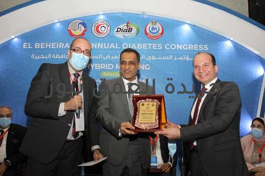 ستحداث نظام جديد لضبط مستوى سكر الدم لدى مرضى السكر المصابين بكورونا متابعات -ياسر صحصاح اختتمت فاعليات المؤتمر السنوي الخامس لأمراض السكر بمحافظة البحيرة برئاسة الأستاذ الدكتور محمود طلحة وكيل الوزارة و بإشراف الدكتور بهاء شرف الدين مسئول الأمراض الغير سارية بديوان مديرية الصحة والذي نظمته مديرية الصحة والسكان بقاعة المؤتمرات بفندق القوات المسلحة بالإسكندرية. حيث ناقش المؤتمر هذا العام مواضيع مهمة مثل كيفية علاج مرضى السكر المصابين بفيروس كورونا المستجد بالإضافة إلى أحدث الأدوية المستخدمة حديثا فى علاج مرضى السكر و الأنواع الحديثة من مضخات الانسولين و اجهزة قياس سكر الدم. و قد صرح الأستاذ الدكتور هشام الحفناوي رئيس اللجنة القومية للأمراض الغير سارية بوزارة الصحة بأن مديرية الصحة بالبحيرة رائدة في مكافحة فيروس كورونا المستجد و بأنه تم استحداث نظام جديد لضبط مستوى سكر الدم لدى مرضى السكر المصابين بكورونا داخل أقسام المستشفيات (Basal Bolus Insulin regimen) و بأنه تم تطبيقه بنجاح في البحيرة و أثبت فاعلية فائقة و أضاف سيادته بأنه سوف يتم تعميمه على باقى المحافظات قريبا أسوة بمحافظة البحيرة. كما قام السيد الدكتور وكيل الوزارة بتكريم رؤساء شرف المؤتمر و قيادات مديرية الصحة بالبحيرة و شدد سيادته على الاستفادة القصوى من هذه المؤتمرات العلمية لرفع كفاءة الفريق الطبي بما يعود بالنفع على صحة المواطنين. تجدر الإشارة بأن جميع فعاليات المؤتمر تم بثها عن طريق الإنترنت حتى يتسنى للجميع الاستفادة و منعا للتزاحم و تنفيذا للإجراءات الاحترازية.