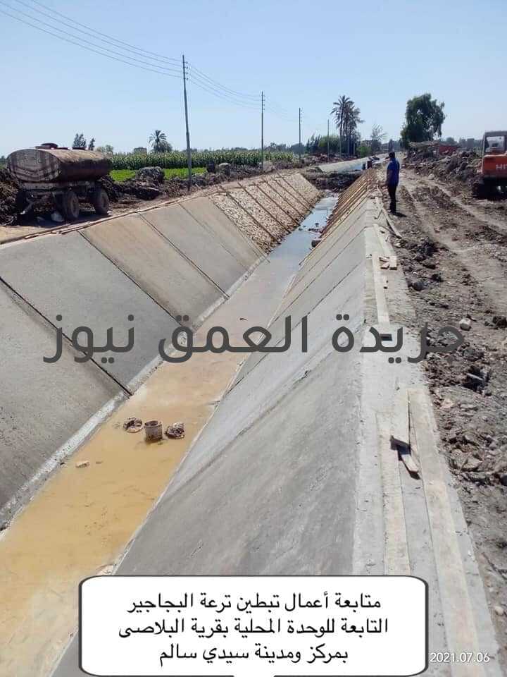 استمرار حملات التطهير والتعقيم وتحسين المرافق العامة بكفر الشيخ ‏كتب/ياسر صحصاح شهدت مدينة برج البرلس، حملات مكثفة للتطهير والتعقيم، وتحسين الخدمات والمرافق، تنفيذاً لتوجيهات اللواء جمال نور الدين، محافظ كفرالشيخ، وذلك ضمن الخطة المتكاملة التي وضعتها المحافظة بالتنسيق مع الأجهزة التنفيذية للإرتقاء بمستوى الخدمات العامة بمختلف القطاعات الخدمية المقدمة للمواطنين. تابع الدكتور أيمن خلف الله، رئيس مدينة برج البرلس، أعمال الرش والتطهير والتعقيم الوقائي لمستشفي برج البرلس المركزي، ومجلس المدينة، وماكينة الصرافة ( ATM)، والمنشأت الخدمية، والشوارع المحيطة بها، وكذا الميادين العامة، والشوارع الرئيسية والفرعية بالمدينة. وفي سياقٍ متصل، تابع رئيس مدينة برج البرلس، أعمال تسليك وتطهير بيارات الصرف الصحي، و الصيانة الوقائية، وتغيير الأغطية التالفة لرفع كفاءة المرافق العامة بالمدينة. من ناحية أخرى استمرت اعمال الرصف ورفع كفاءة الطرق بمراكز ومدن المحافظة ، مع استمرار اعمال الحملات المكثفة للمرافق الحيوية بمراكز ومدن المحافظة.