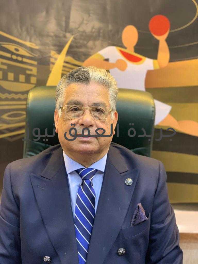 أم بي جي تشارك بمشروع جديد باستثمارات مليار جنيه بمعرض الأهرام العقاري كتب : ماهر بدر تشارك شركة أم بي جي للتطوير العقاري - إحدى الشركات العقارية الرائدة في مصر- بمشروع جديد بمعرض الأهرام العقاري 2021، والذي يعقد خلال الفترة من 29 يوليو إلى 1 أغسطس بمركز القاهرة الدولي للمؤتمرات بمدينة نصر، وتبلغ استثمارات المشروع الجديد مليار جنيه بنشاط تجاري إداري متميز، ويعد إضافة جديدة للسوق العقاري ككل ومحفظة مشروعات الشركة. وتضم محفظة شركة أم بي جي للتطوير العقاري مشروعات عقارية متنوعة الأنشطة بحجم استثمارات يصل إلى 7 مليارات جنيه موزعة بين مشروعين العاصمة الإدارية الجديدة وهما «بوكا» السكني بالعاصمة الإدارية على مساحة 41 فدانًا ويضم 41 مبنى بإجمالي 1700 وحدة سكنية، ومشروع "جرين ريفر"، أول مركز طبي متكامل باستثمارات مليار جنيه بمنطقة MU-23 بين الحي السكنى R2،R3 مباشرة على محور الأمل. ومشروعات أخرى طبية وسكنية وتعليمية في منطقة الدلتا منها مشروع سكني بمدينة المنصورة بمحافظة الدقهلية ومشروع «صن ست» برأس البر بمحافظة دمياط والمركز الطبي العالمي بالمنصورة وElite Medical Tower ومشروع العلا سيتى وGehaan Medical Center في مدينة المنصورة. وفي هذا الصدد قال الدكتور محمود العدل رئيس مجلس إدارة شركة أم بي جي للتطوير العقاري، إن الشركة تستهدف من المشاركة بمعرض الأهرام العقاري طرح أحدث مشروعات الشركة الجديدة لتلبية الطلب من على المشروعات ذات النشاط التجاري الإداري بعد الطفرة التي شهدها الاقتصاد المصري الفترة الماضية وسعي كبرى الشركات المحلية والدولية لفتح مقرات جديدة لها وهو ما يتطلب توفير مشروعات تغطي هذا الطلب. أضاف "العدل"، أن الشركة نجحت خلال الفترة الماضية في تحقيق مبيعات قياسية بمشروعاتها الجاري إنشائها، إذ تم الانتهاء من تسويق 90% من وحدات مشروع «بوكا» بمبيعات مستهدفة لكامل المشروع بقيمة 5 مليارات جنيه، كما تسير في الوقت نفسه بخطى ثابتة نحو سرعة إنشاء المشروعات، وتسليم الوحدات للعملاء في المواعيد المتفق عليها وفقًا معايير الجودة في التصميم والتنفيذ.