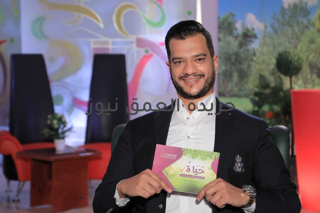 محمد الفولى: عملية تكميم المعدة تؤثر على هرمونات الجهاز الهضمي والجوع كتبت هدي العيسوي السمنة هي مرض مزمن يعرف بأنه زيادة الوزن، ويتم تصنيف الشخص على أنه يعاني من السمنة إذا كانت نسبة الدهون لديه أعلى من الحد الطبيعي، وهو اضطراب خطير عواقبه الصحية والنفسية كبيرة. صرح الدكتور محمد الفولى عضو هيئة التدريس بكلية الطب جامعة عين شمس واستشاري جراحات السمنة والمناظير وشفط الدهون، وصاحب مبادرة "صحتك أحلى"، لحسن الحظ فإنه يمكن علاج السمنة بعدة طرق ولعل أهمها هي الحميات الغذائية الصحية ثم ويأتي الإختيار الأسهل والأكثر إنتشاراً عمليات جراحة السمنة مثل شفط الدهون ونحت القوام. وقال الدكتور محمد الفولى، تشير الإحصاءات إلى أن 50% إلى 60% من الوزن الزائد يفقد بعد جراحات تكميم المعدة على المدى الطويل مما يجعلها واحدة من أفضل وسائل خسارة الوزن وأكثرها فاعلية، ولا تؤدي عملية تكميم المعدة إلى خسارة فورية في الوزن بمجرد إجرائها، فهي على العكس من جراحات مثل شفط الدهون أو نحت الجسم أو شد البطن لا تتضمن تدخلاً مباشراً في هيئة الجسم، وإنما تقتصر على تصغير حجم المعدة مما يقلل من كمية الطعام التي تتسع لها، وبالتالي يحدث فقدان الوزن بشكل تدريجي. وأضاف الدكتور محمد الفولى شكل المعدة بعد التكميم بسنة لن يختلف كثيراً عن شكلها بعد التكميم مباشرة، فبعد مرور هذه المدة لن يحدث أي تغيير سوى أن جرح المعدة سيكون قد التأم بشكل كامل، بينما قد تتوسع المعدة بشكل طفيف عند بعض الأشخاص بعد مرور هذه المدة، فالتغيير الأكبر خلال هذه الفترة سيكون في شكل البطن بعد عملية التكميم بسنة، حيث سيكون الخصر قد نحف كثيراً، واختفت معظم دهون البطن. وأكد الدكتور محمد الفولى أستاذ جراحات السمنة وتنسيق القوام، تسيطر عملية التكميم على الإحساس بالجوع، وتناول الاشخاص لكميات هائلة من الطعام والذي يعد السبب الرئيسي وراء زيادة الوزن، حيث تحدث السمنة عندما تتكرر العادات الغذائية والحياتية الخاطئة، مما يجعل الجسم غير قادر على الهضم بشكل كامل، فيخزن الكبد الفائض على هيئة خلايا دهنية تتراكم في مناطق متفرقة من الجسم. وأشار الدكتور محمد الفولى أن عملية تكميم المعدة تؤثر على هرمونات الجهاز الهضمي، مثل هرمون الجريلين المعروف بهرمون الجوع، مما يثبط الشهية ويزيد الشبع ويحسن التحكم في نسبة السكر في الدم.