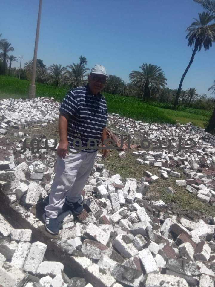 وكيل زراعة الفيوم استمرار الحملات إزالة التعديات الواقعة على الأرض الزراعية بالمراكز كتبت فاطمه رمضان أكد الاستاذ الدكتور ربيع مصطفى وكيل وزارة الزراعة بالفيوم تنفيذا لتعليمات السيد القصير وزير الزراعة واستصلاح الأراضي وتوجيهات الدكتور أحمد الأنصاري محافظ الفيوم بتكثيف الحملات لازالة كافة أشكال التعديات على الأراضي الزراعية في مهدها وردع المخالفين بكل حزم وقوة تحت إشراف جهاز حماية الأراضي بالمديرية بقيادة المهندس علي مسعد مدير عام الحماية بالتنسيق مع مديري الادارات الزراعية والوحدات المحلية وقوات الشرطه لتنفيذ كافة التعديات على الأراضي الزراعية في مهدها خلال ذلك قامت الإدارة الزراعية بمركز إطسا بقيادة المهندس ماهر ابورحيل مدير الإدارة بالتنسيق مع الوحده المحليه برئاسة الاستاذ خالد فراج رئيس مركز ومدينه اطسا بتنفيذ ازاله عدد 2 حاله تعدى على الأرض الزراعيه بناحيه جمعيه الغابه وجمعية منشأة حلفا على مساحه 2 قيراط وايضا تم ازاله حاله تعدى الآن ليلاً الأرض الزراعيه بناحيه جمعيه الغابه التابعة لمركز اطسا على مساحه واحد قيراط بالتنسيق مع متابعة مجلس ومدينة اطسا المهندس محمد عبد الحافظ رئيس قسم حماية الأراضي بالاشتراك مع الوحدة المحليه بمنيا الحيط ومديري الجمعيات الزراعيه وتمت الازاله الفوريه كما قامت الإدارة الزراعية بمركز الفيوم بقيادة المهندس محمود إسماعيل مدير الإدارة بالتنسيق مع الوحده المحليه برئاسة المحاسب احمد شاكر رئيس مركز ومدينة الفيوم بازاله التعديات الواقعة على الأرض الزراعية بناحية قرية الاعلام عدد 1 حالة تعدي على مساحة واحد قيراط بحوض البدوى وذلك بحضور المهندس سيد احمد محمود رئيس حماية الأراضي بالإدارة الزراعية والاستاذ ابراهيم محمد حمايه الأراضي والاستاذ محمد ابو القاسم رئيس الوحدة المحلية بناحية قرية زاوية الكرادسة والاستاذ خيرى هيبه القسم الهندسي بالوحدة المحلية والمهندس رجب محمود مدير الجمعية الزراعية بناحية قرية الاعلام كما قامت الإدارة الزراعية بمركز ابشواي بقيادة المهندس طه داهش مدير الإدارة بالتنسيق مع الوحده المحليه برئاسة الاستاذ مراد مسعود رئيس مركز ومدينة ابشواي بتنفيذ ازالة حالة تعدى بناحية كفر عبودعبارة عن سور طولى على مساحة ١٥قيراط تقريبا وبارتفاع ٢متر وبداخله قواطع بالبلوك من الداخل بزمام ناحية كفر عبود وذلك بحضور المهندس .ابراهيم ابوطالب رئيس الوحدة المحلية بابوكساه والمهندس احمد فاروق رئيس قسم حماية الاراضى بالاداره الزراعيه والمهندس .عمر فنى الوحدة المحلية بابوكساه وتمت الازاله حتى سطح الارض وتم تسليم الموقع لمدير الجمعية لابلاغ فى حاله اعادة البناء مرة اخرى