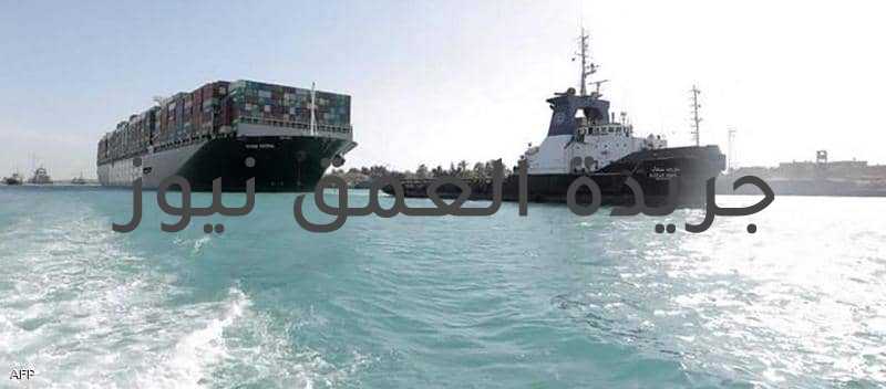 تاجيل قضية السفينة إيفرغيفن إلى الأسبوع المقبل لإنهاء التسوية. كتب/أيمن بحر ذكرت الدائرة الأولى بالمحكمة الابتدائية الاقتصادية بالإسماعيلية أنه تقرر تأجيل البت في الدعوى القضائية رقم 78 لسنة 2021 المقامة من قبل هيئة قناة السويس لتثبيت الحجز التحفظي الموقع على سفينة الحاويات البنمية إيفرغيفن التي جنحت بقناة السويس في 23 مارس الماضي إلى جلسة الأحد المقبل. وجاء التأجيل بناء على طلب طرفي الدعوة وهم الشركة المالكة للسفينة وهيئة قناة السويس لمنح الطرفين فرصة لإنهاء التسوية بينهم بعد أن اقتربا من التوقيع على تسوية.وكان ممثل لملاك الناقلة إيفر غيفن وشركات التأمين عليها قد قال الشهر الماضي إنه تم التوصل إلى اتفاق من حيث المبدأ في خلاف بشأن التعويضات مع هيئة قناة السويس. وقال فاز بير محمد، من شركة ستان مارين للاستشارات القانونية والبحرية في بيان إن العمل جار لإتمام اتفاق تسوية موقّع في أقرب وقت ممكن وإن ترتيبات الإفراج عن الناقلة التي سدت قناة السويس في مارس ستتم بعد الانتهاء من الإجراءات الرسمية وأكدت قناة السويس على حرصها على إنجاح المفاوضات الودية مراعاة لروابطها الممتدة مع الشركة المالكة للسفينة لكنها شددت أيضا على ضرورة الحفاظ على حقوق الهيئة والتسوية العادلة لتعويضها عن خسائرها خلال الأزمة.وأعلن رئيس هيئة قناة السويس الفريق أسامة ربيع عن توقيع اتفاقية عدم الإفصاح وسرية المعلومات بخصوص بنود التسوية مع الشركة المالكة للسفينة وذلك بهدف منع تدخل أطراف خارجية ـ لم يسمها ـ في المفاوضات. وشدد رئيس قناة السويس على أنه روعي في الاتفاق الحفاظ على حقوق قناة السويس كاملة وكذلك الحفاظ على علاقاتها بعملائهاوقالت مصادر مطلعة على المفاوضات في تصريحات خاصة إن الأساس الذي بُني عليه اتفاق التسوية هو تمسك مصر بحقوقها كاملة في تعويض قناة السويس عن الأضرار التي لحقت بها جراء حادث جنوح السفينة وجهود إنقاذها. وأضافت المصادر أن الاتفاق الوشيك جيقضي بدفع الشركة المالكة للسفينة نقدا مبلغا يقترب من كل مشاركاتنصف قيملعم كل موة التعويض الإجمالية وفي المقابل تستجيب قناة السويس لمطالب الإفراج عن السفينة المحتجزة بموجب أمر قضائي منذ تعويمها حتى اليوم.وبشأن باقي مبلغ التعويض أوضحت المصادر أن الاتفاق يقضي بجدولة المتبقي على دفعات على أن تسدد خلال عام واحد، اعتبارا من تاريخ توقيع اتفاق التسوية. وأشارت المصادر إلى أن القيمة الإجمالية للتعويض تقترب من التقديرات السابقة لهيئة قناة السويس والتي وصلت إلى 550 مليون دولار. وأوضحت أن الطرفين توافقا على أن يغطي مبلغ التعويض النهائي الأضرار التي لحقت بقناة السويس جراء جنوح السفينة وجهود تعويمها