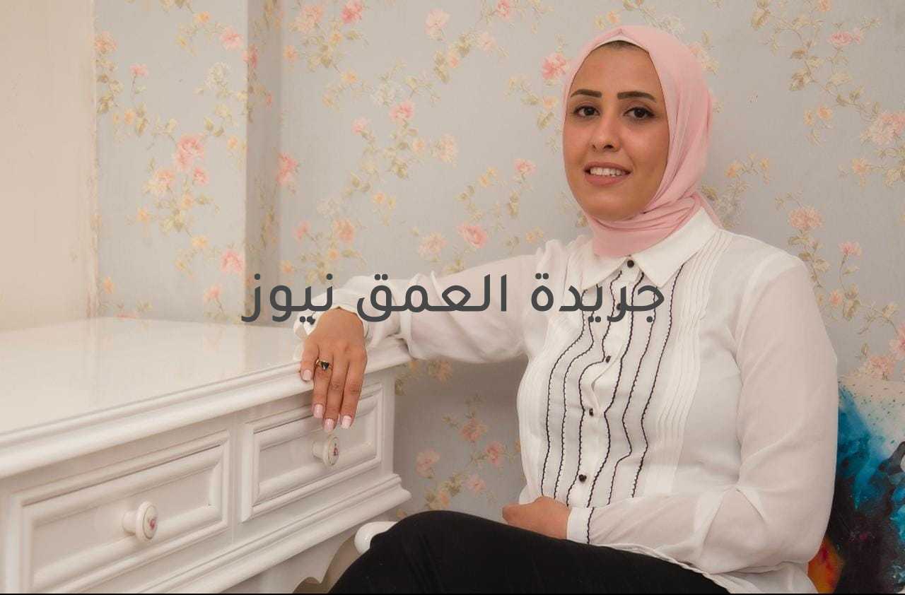 سوميه غانم: هذه حيل لأستغلال المساحات الضيقة في المنزل كتب:سامح علي في فصل الصيف تكثر الأفراح وحفلات الزفاف، لكن قبل يوم العرس ينهمك كل من العريس والعروس في تجهيز عش الزوجية، وكلاهما يحلم أن يتم تجهيز منزله على أفضل صورة، كما يجب معالجة كل العيوب مثل المساحات الضيقة. تقول مصممة الديكور سوميه غانم، عند تجهيز منزل جديد يجب علينا استغلال كافة المساحات بشكل منظم وهادئ، حتى يعطينا راحة وسلام نفسي خلال تواجدنا فيه، كما أن مع تطور التقنيات الحديثة المستخدمة في عمل ديكورات المنزل أصبح كل عيب يمكن معالجته بسهولة. وأضافت سوميه غانم، أن المساحات الضيقة من أكثر العيوب الشائعة خاصة أن العروسين في مقتبل رحلتهم الزوجية لا يحتجان لمنزل بمساحة كبيرة، ولكن يجب استغلال كل سنتيمتر في المنزل بشكل صحيح. وأكدت سوميه غانم أن المرايا هي الأنسب لحل مشكلة المساحات الضيقة في المنزل، فمع وضع المرايا في المكان المناسب وضبط الإضاءة بشكل صحيح تعطي شكل أوسع للمنزل حتى لو كانت مساحته ضيقة. وأشارت إلى أن المرايا يجب في الزوايا والمداخل والريسبشن كما يمكن عمل ضلف الدولاب من المرايا لتعطي وسع لغرفة النوم، أو في الممرات، كما يمكن جعل المرآة قطعة فنية شبيهة باللوحة من خلال رسوم ناعمة بألوان مميزة وغير نافرة تتلاءم مع ديكورات المنزل.