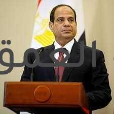 القرار في يد القيادة السياسية كتب/ياسر صحصاح أوضح الإعلامي تامر أمين أن ما يهم المواطنين في أزمة سد النهضة هو ألا تنقص حصة مصر من مياه النيل، وكيفية حدوث ذلك هو أمر فى يد القيادة السياسية ومؤسسات الدولة المعنية، والجميع على ثقة فيهم لأن التجارب السابقة أثبتت نجاح الدولة فى التعامل مع العديد من الأزمات، وهو نفس رأى الإعلامي إبراهيم عيسى الذى ذكر أن رئيس الدولة وحده هو المنوط باتخاذ القرار فى هذا الملف. من ناحيته أكد النائب علاء عابد- نائب رئيس البرلمان العربي ورئيس لجنة النقل بمجلس النواب- أن تفويض البرلمان للرئيس عبد الفتاح السيسي في التعامل مع أزمة سد النهضة ينبع من ثقة كبيرة في قدرته على التعامل مع كافة التحديات، فكل المعارك التي دخلها الرئيس للتنمية والإصلاح خرج منها منتصرًا، وطمأن الشعب المصري بأن الرئيس يدرك تمامًا أهمية هذا الملف ويتناوله بحنكة وخبرة ومن خلال علاقات قوية مع الدول الداعمة لمصر. كما أكد جيفري آدمز السفير البريطاني في القاهرة أن المملكة المتحدة على علم بأهمية قضية سد النهضة للشعب المصري والحكومة المصرية، إلا أنها تأمل في استئناف المفاوضات تحت إشراف الاتحاد الأفريقي مع التوصل لحل إيجابي من شأنه إرضاء جميع الأطراف على أن يتم ذلك في أسرع وقت ممكن.