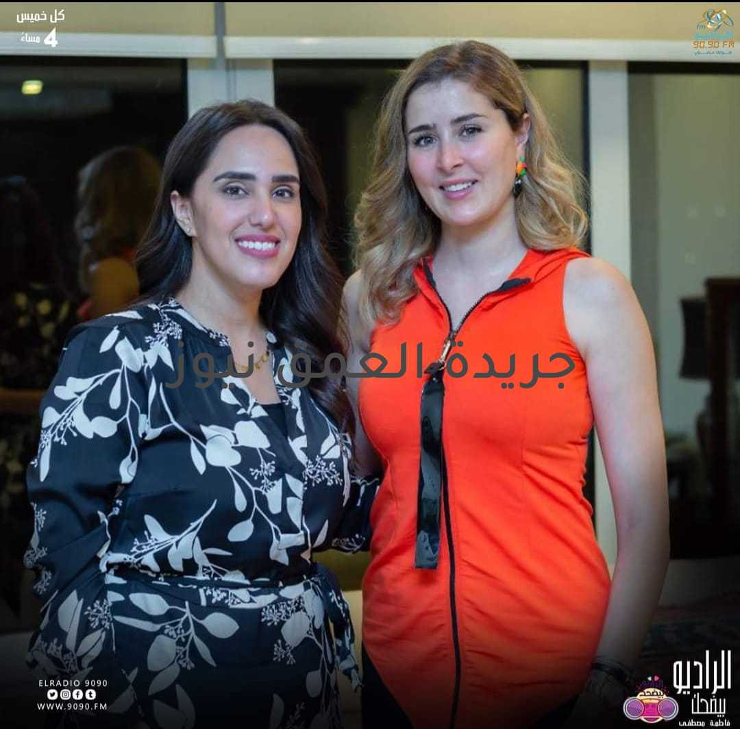 عائشة بن أحمد لفاطمة مصطفى علي 9090:«لم أتوقع نجاح لعبة نيوتن وماليش أصحاب فى الوسط الفنى» كتب محمد صوابى أكدت الفنانة عائشة بن أحمد أن علاقتها بزملائها فى الوسط الفنى جيدة جدا، ولكن ليس لديها الكثير من الأصدقاء من النجوم. وأضافت عائشة في لقائها ببرنامج "الراديو بيضحك"، تقديم الإعلامية فاطمة مصطفى، عبر الراديو 9090: "عندى أصدقاء فنانين فى تونس أكتر وده شئ طبيعى، أنا مش فى بلدى ولسه مش عارفة الناس هنا كويس، وكان صعب إنى اندمج كده بسهولة فى الأول". وعن علاقتها بالسوشيال ميديا قالت: "أنا بالنسبة لى مواقع التواصل الاجتماعى لها هدف، يعنى لما أجى أنزل حاجة بقول إيه الهدف من الصورة دى، أو من البوست أو الكلمة اللى هاكتبها، وماينفعش انزل صورة علشان بس الناس تشوفنى". وعن مسلسل نيوتن قالت لم أتوقع كل هذا النجاح للمسلسل وان كنت توقعت أن يحظي بمتابعة جيدة من الجماهير لأن الشخصيات تركيبتها غريبة ومثيرة والأحداث متنوعة وسريعة وتناقش قضية مهمة وكشفت عائشة علاقتها بأبطال المسلسل قائلة أنا بحب سيد رجب جدا وهو شخص محترم وصديق عزيز هادئ وحساس وأبدت سعادة شديدة بالعمل مع منيري ومحمد ممدوح وكل أبطال العمل