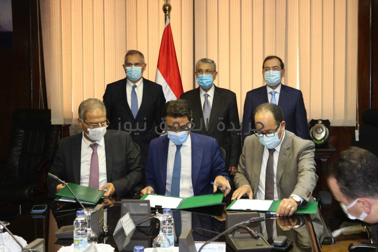 عاجل الدكتور محمد شاكر وزير الكهرباء والطاقة المتجددة يستقبل وفد شركة فولتاليا VOLTALIA الفرنسية لبحث ومناقشة سبل دعم التعاون كتب محمد صوابى إستقبل الدكتور محمد شاكر وزير الكهرباء والطاقة المتجددة المهندس كريم العزاوى مدير الإقليمى بمصر لشركة فولتاليا VOLTALIA الفرنسية والمهندس محمد سليم مدير تطوير المشروعات بالشركة ، وذلك لبحث ومناقشة سبل دعم التعاون بين قطاع الكهرباء والشركة وامكانية زيادة فرص الإستثمار على أرض مصر الحبيبة . أشاد الدكتور شاكر فى بداية اللقاء بالتعاون المتميز والمثمر بين قطاع الكهرباء و الطاقة المتجددة المصرى و الشركة والذى تجلى بوضوح خلال مشاركة الشركة فى مجمع بنبان للطاقة الشمسية مؤكداً على  ترحيبه فى زيادة حجم التعاون المشترك. أكد الدكتور شاكر أن  وزارة الكهرباء والطاقة المتجددة تعمل فى إطار استراتيجية قومية وإقليمية تهتم بالوفاء باحتياجات التنمية من الطاقة الكهربائية وتعتمد سياساتها على تنويع مصادر الطاقة والاستفادة المثلى من مواردها المتجددة وتحسين كفاءة إنتاجها واستخدامها ، فضلاً عن التخطيط المستقبلى لمجابهة التطور فى الطلب على الطاقة، مع الالتزام بالجودة في الأداء والخدمات . وأشار إلى أن مصر تتمتع بثراء واضح فى مصادر الطاقات المتجددة والتي تشمل بشكل أساسى طاقة الرياح والطاقة الشمسية وتصل القدرات الكهربائية التي يمكن إنتاجها من هذه المصادر إلى  حوالى 90جيجاوات. كما أشار إلى العديد من الإجراءات التى اتخذتها مصر لتعزيز الاستفادة من الإمكانيات الهائلة من الطاقات المتجددة التى تمتلكها مصر وذلك من خلال تبنى برنامج واسع النطاق لتشجيع مشاركة القطاع الخاص فى مشروعات القطاع من خلال عدد من الآليات التى تساعد المستثمر على الدخول فى هذا النشاط. واضاف شاكر أنه كان من المخطط أن تصل نسبة مشاركة الطاقات المتجددة  من الحمل الأقصى إلى 20% بنهاية عام 2022 ولكن نجح القطاع  فى الوصول لهذه النسبة بنهاية هذا العام 2021 حيث تصل القدرات إلى حوالى 6378 ميجاوات  ، وتبلغ القدرات الحالية حوالى 5878 ميجاوات. كما أضاف أنه من المخطط أن تصل نسبة مشاركة الطاقات المتجددة إلى ما يزيد عن 42% بحلول عام 2035 ويتم حالياً  إجراء الدراسات اللازمة لزيادة هذه النسبة. كما أكد على الإهتمام الذى يوليه القطاع  لانتاج واستخدام وتصدير الهيدروجين الاخضر تمشيا مع التوجه العالمي في هذا المجال ، واستعرض المهندس كريم العزاوى المدير الإقليمى بمصر لشركة فولتاليا الفرنسية للمشروعات المتكاملة التى تضم مزارع الرياح والخلايا الشمسية معاً وذلك من خلال إعادة تأهيل لمزارع الرياح وزيادة قدرة تربينات الرياح المتقدمة والمتطورة أشاد العزاوى بالتطور السريع والملحوظ  فى المشروعات التى تنفذها وزارة الكهرباء والطاقة المتجددة والإنجازات التى نجح قطاع الكهرباء والطاقة المتجددة المصرى فى تحقيقها خلال فترة وجيزة وأعرب عن رغبة الشركة في زيادة حجم الاستثمار على أرض مصر وزيادة حجم التعاون مع قطاع الكهرباء المصرى فى كافة المجالات . كما أشاد بما يمتلكه قطاع الكهرباء والطاقة المتجددة المصرى من خبرات كبیرة  فى كافة المجالات، 