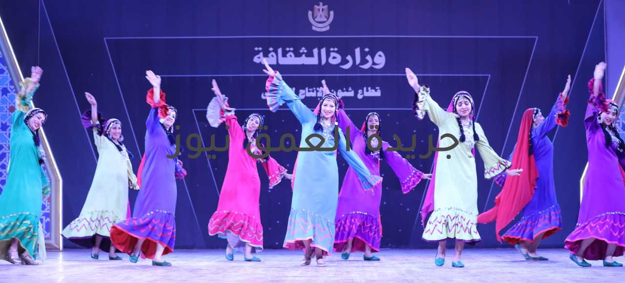 اليوم.. استعراضات جديدة لفرقة "رضــــا" فى برنامج "صيف الإنتاج الثقافى" بساحة الهناجر كتب محمد صوابى تقدم فرقة "رضــــا" اعتبارا من اليوم وحتى ٣١ يوليو الجارى، برنامج جديد من الاستعراضات يختلف عما قدمته طوال الحفلات الخمس الماضية، وذلك ضمن فعاليات برنامج "صيف الإنتاج الثقافى" الذى ينظمه قطاع شؤون الإنتاج الثقافى برئاسة المخرج خالد جلال، فى الفترة من ٢٢ يوليو الجارى حتى ١٦ سبتمبر المقبل، يوميا ٨م على مسرح ساحة مركز الهناجر للفنون . ويستمتع جمهور المسرح لمدة ساعة ونصف بروائع رائد استعراضات الفن الشعبى الفنان محمود رضا، وأنغام الموسيقار على إسماعيل، تقدمها فرقة "رضــــا" بالبيت الفنى للفنون الشعبية والاستعراضية برئاسة المخرج عادل عبده، من خلال مجموعة من أروع استعراضاتها الفنية تحت إشراف الفنان وليد طموم مدير عام الفرقة، منها " لحظة رنا، الأقصر بلدنا، العصا.. وغيرها" يشار إلى أن برنامج "صيف قطاع الإنتاج الثقافي" يتضمن طوال مدته فقرات فنية وغنائية أخرى، تقدمها الفرقة القومية للفنون الشعبية، والفرقة القومية للموسيقى الشعبية، والسيرك القومى، وفرقة أنغام الشباب، إلى جانب عرض أوبريت "الليلة الكبيرة" لفرقة مسرح القاهرة للعرائس، وعرض العرائس "على بابا والأربعين حرامى" لفرقة تحت ١٨، ومسرحية "محل اللعب" لمركز الهناجر للفنون . ويقدم القطاع حفلاته بسعر تذكرة ٣٠ جنيه، مع تنفيذ الاجراءات الاحترازية للحد من خطر فيروس كورونا، والالتزام بنسبة القوة الاستيعابية المقررة، حرصا على الجمهور والعاملين بالقطاع .