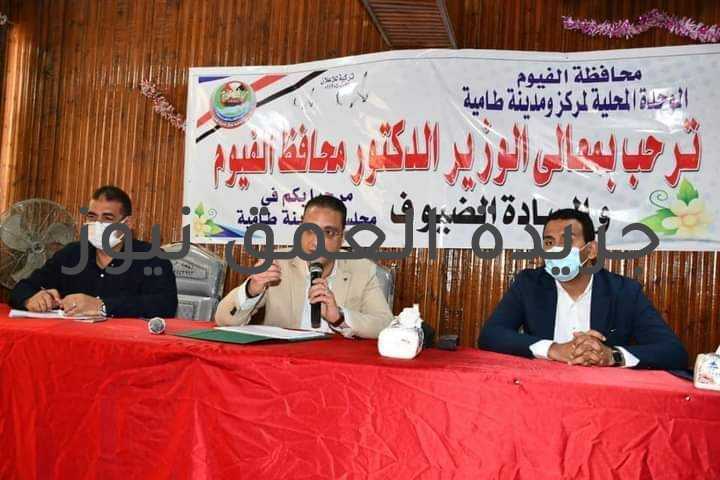 محافظ الفيوم يعقد لقاءً لخدمة المواطنين بمركز طامية فاطمه رمضان عقد الدكتور أحمد الأنصاري محافظ الفيوم، لقاءً جماهيرياً مع عدد من أهالي قرى مركز ومدينة طامية، للاستماع إلى مشكلاتهم وإيجاد الحلول المناسبة لها، وذلك بحضور الدكتور محمد عماد نائب المحافظ، والمهندس أيمن عزت سكرتير عام المحافظة المساعد، والأستاذ ياسر جمعة رئيس الوحدة المحلية لمركز ومدينة طامية، ووكلاء الوزارة ورؤساء المصالح والمنشآت الخدمية. قال الدكتور محمد التوني المتحدث الرسمي لمحافظة الفيوم، أن المحافظ استمع خلال اللقاء، لمشكلات وشكاوى المواطنين، ووجه وكلاء الوزارة ورؤساء المصالح باتخاذ الإجراءات اللازمة حيالها. وجه المحافظ، وكيل وزارة التضامن الاجتماعي، بالتنسيق مع إحدى الجمعيات الأهلية، لحل مشكلة الدارسين بمدرسة التعليم المجتمعي بقرية الإصلاح الزراعي والتى تضم 10 فصول، منها 8 فصول تابعة لإشراف مؤسسة مصر الخير وفصلين آخرين بهما 80 تلميذاً لم يتم ضمهما لأي جمعية، وسرعة ضم الفصلين لإحدى الجمعيات، حرصاً على توفير بيئة تعليمية مناسبة للدارسين، مع عرض تقرير بما تم اتخاذه بهذا الشأن خلال أسبوع. كما وجه المحافظ، وكيل وزارة الري، بسرعة حل مشكلات نقص مياه الري ببحر أنيللي بمدينة طامية، وبحر بوصيلة، ووجود تعديات على فتحة الشيخ علي، على بحر السرب، والتي تخدم 550 فداناً بقرى منشاة الجمال والروضة والمظاطلي، وأكد وكيل الوزارة أن مشكلة نقص المياه ببحري أنيللي وبوصيلة سببها أعمال التطهير التي ستنتهي في غضون أيام قليلة، كما سيتم تشكيل حملة لإزالة مواسير الري المخالفة على هذه الأبحر. وكشف المتحدث الرسمي للمحافظة، عن توجيهات محافظ الفيوم، لرئيس مدينة طامية، فيما يتعلق بشكوى عدد من المواطنين بشأن تقنين الأراضي الواقعة بطريق مدرسة الصنايع حوض الرمال، وعرض المشكلة خلال اجتماع تقنين أراضي أملاك الدولة المقرر انعقاده غداً، وذلك لإيجاد حل عاجل لهذه المشكلة، كما وجه رئيس المدينة بالتنسيق مع مديرية التضامن الاجتماعي لاتخاذ اللازم حيال مشكلة أحد الشباب مقيم بعزبة البراني التابعة لقرية العزيزية والذي يعاني من شلل نصفي ولديه منزل قديم يحتاج إلى ترخيص وإعادة إحلال وتجديد. كما وجه المحافظ، رئيس المدينة، للتنسيق مع إحدى الجمعيات الأهلية، لجمع القمامة بقرية بشير صالح، بعد شكوى الأهالي من قيام البعض بإلقاء القمامة والمخلفات بأحد المصارف القريبة من المدرسة، كما وجه المحافظ بوضع الضوابط القانونية اللازمة لحل مشكلة سوق الجملة للخضار والفاكهة بمدينة طامية، بعد شكوى عدد من التجار من بيع الجملة داخل السويقة المجمعة بمنطقة أرض المحلج، وشدد محافظ الفيوم على اتخاذ الإجراءات القانونية اللازمة حال عدم الالتزام بشروط التعاقد، كما أعلن المحافظ أنه سيتم دراسة إعادة النظر في سعر التقنين بمنطقة أرض زهير استجابة لشكوى الأهالي. وأضاف "التوني" أن المحافظ استمع أيضاً لمشكلة الصرف الصحي بقرى الفهمية والكومي ومنشاة الجمال، ومطالبة الأهالي بتوسعة طريق الفهمية وصولاً إلى طريق أسيوط الغربي بطول 5 كيلو متر، ووجه المحافظ، مسئولي الصرف الصحي، بدراسة مدى إمكانية دخول مشروع الصرف الصحي بهذه القرى ضمن مشروعات البنك الأوروبي، كما وجه بعرض مشكلة الصرف الصحي وازدواج طريق الفهمية / أسيوط الغربي خلال الاجتماع المقرر انعقاده خلال هذا الأسبوع، فيما أشار رئيس المدينة إلى أنه تم تدبير 10 أفدنة لإقامة محطة معالجة للصرف الصحي تخدم هذه القرى. كما وجه "الأنصاري"، مسئولي الصرف الصحي، بسرعة مراجعة مشكلة الصرف الصحي بقرية الروبيات، بعد شكوى الأهالى من محطة الصرف الصحي التي تتسبب في غرق شوارع القرية، وكذلك تشكيل لجنة من شركة مياه الشرب والصرف الصحي، ومجلس المدينة، لفحص شكوى أهالي عزبة مصطفى محمود الواقعة خلف بيت ثقافة طامية، من تسرب مياه الصرف الصحي إلى الشوارع من خزانات الصرف، وإعداد تقرير بهذا الشأن للعرض على السيد المحافظ. وفي قطاع الصحة، وجه محافظ الفيوم، وكيل وزارة الصحة، بسرعة اتخاذ اللازم، بشأن شكوى أحد المواطنين من إصابة طفليه بضمور في العضلات وتوفير العلاج اللازم لهما، كما وجه المحافظ بسرعة حل مشكلة الوحدة الصحية بقرية سرسنا التي لم يتم تشغيلها حتى الآن، ووضع مقترح لخطة تشغيل الوحدة خلال أسبوع، فيما أكد وكيل الوزارة أنه يجري حالياً توفير القوى البشرية اللازمة لتشغيل الوحدة في أسرع وقت، كما صدر قرار تطوير شامل للوحدة الصحية بقرية العزيزية بقيمة 8 مليون جنيه نظراً لتهالكها. وفي قطاع الكهرباء، وجه المحافظ، مسئولي الكهرباء، بالتنسيق مع رئيس الوحدة المحلية بقرية الروضة، والقيادات الطبيعية بقرية الروبيات، لاختيار موقع مناسب لمحول الكهرباء الجديد، للتخلص من مشكلة عدم ثبات التيار الكهربائي بالقرية، كما وجه بتشكيل لجنة لمعاينة محول الكهرباء بعزبة علي عبد المنعم على طريق السرب، بعد شكوى الأهالى من عدم ثبات التيار، وأكد المحافظ على سرعة تلافي ملاحظات شركة الكهرباء فيما يتعلق بتوصيل التيار الكهربائي لعدد 29 عمارة سكنية بمدينة طامية، وتشكيل لجنة للمرور غداً لمراجعة الملاحظات التي وردت في التقرير السابق. وقال محافظ الفيوم أن ما نراه يحدث حالياً على أرض مصر في مبادرة "حياة كريمة" التى أطلقها الرئيس عبد الفتاح السيسي رئيس الجمهورية، هو نتاج عمل وجهد ورغبة صادقة من القيادة السياسية في حل مشكلات مزمنة نعانيها منذ سنوات طويلة، موضحاً أن المبادرة تستهدف في مرحلتها الأولى مركزي اطسا ويوسف الصديق بمحافظة الفيوم، مشيراً إلى أنه تم البدء في إنشاء مراكز خدمات مجمعة للتيسير على أهالي المركزين، فضلاً عن النهوض بخدمات البنية التحتية مثل الصرف الصحي، ومياه الشرب، وتدعيم شبكات الكهرباء، والغاز، وغيرها، لافتاً إلى أن المراكز الأربعة الأخرى ستدخل تباعاً ضمن نطاق المبادرة في مرحلتيها اللاحقتين، حيث يجري حالياً حصر جميع الاحتياجات والمشروعات التي يحتاجها المواطنون لدخولها حيز التنفيذ، مشيراً إلى أنه سيتم مخاطبة هيئة البريد للتوسع في إنشاء مكاتب البريد بمختلف قرى المحافظة.