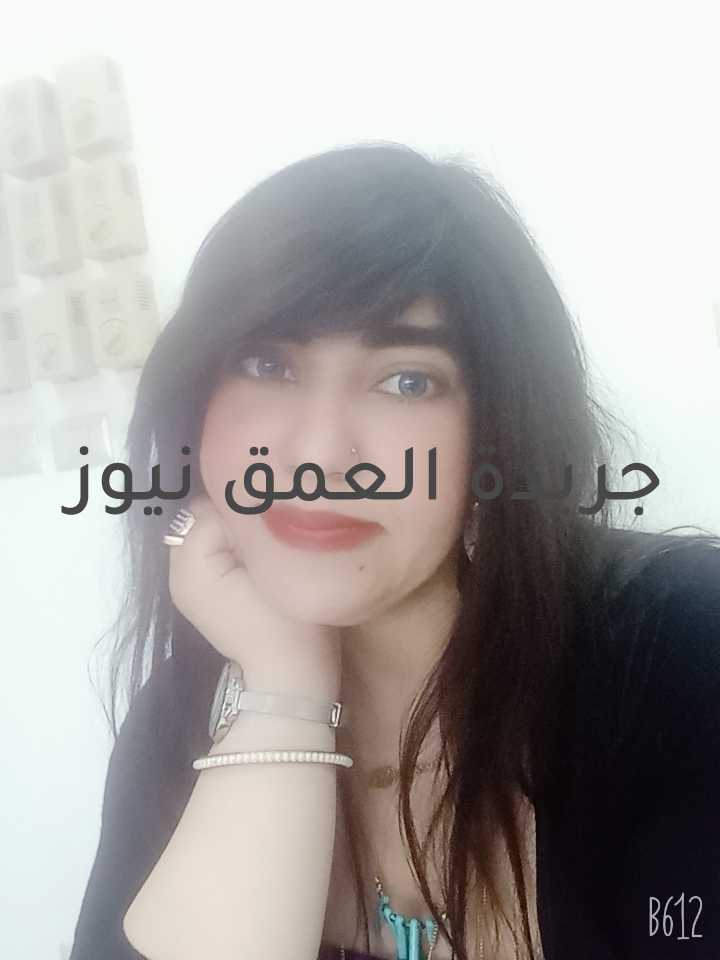 قصيدة بعنوان: (فُستان زِفافِى الطويلْ) للشاعرة الدكتورة/ نادية حلمى الخبيرة فى الشؤون السياسية الصينية والآسيوية- أستاذ مساعد العلوم السياسية جامعة بنى سويف أكتُبْ إليكَ هذا الصباحُ بِوجهٍ حزينْ... رُغمّ أنكَ قد أسرتَ لى أنِى عرُوسٌ بإبتِسامٍ جميلْ أزُفُ إليكَ كُلُ يوم بِدِفءِ الحنين... أُطالِعُ فِى كُلِ يومٍ فُستانَ زِفافِى الطويلْ قد قُلتَ عنِى يومَ اللِقاء بِأنى صبية فِيها أُنوثَة... تملُك نِعُومة طِفلة صغيرة بِجسدِ أُنثَى تهوى الإنشِغالْ تُهمتِى الوحيدة إليكَ على الدوامِ هِى الإختِباء... يُخيل إليكَ أنِى أُساوِم، ولكِنْ فِى دلالْ مُشكلتِى لديكَ أنِى أعيشُ مِثلَ مدينة فِيها إزدِحام... أهوى الحياةَ فِى شوارِع يملؤُها الضجيج فِى إفتِعالْ أُراجِع كثيراً كلِماتِى إليكَ على مهل... وأنتَ تشكُو بُطئِ الشدِيد، تُريدُ مِنى أن أنتهِى على عجلْ تُرِيدُ مِنى إِعتِرافاً سرِيعاً بِغيرِ فِكرٍ أو ندم... ولكنِى أُدقِقُ فِى كُلِ حرفٍ بِحرصٍ فِى تعقُلْ دُونَ إنفِعالٍ أو رحِيلْ أُواجِهُكَ صِدقاً بِسرٍ دفِين رُغمّ التأكُدْ تعرِفُه... يمتلِكُ قلبِى رجُلاً وحيداً مدى السِنينِ بِلا تغيُر أو مللْ مازالَ يملأُ خبايَا عقلِى، يستوطِنُ قلبِى فِى كُلِ وقت... رجُلٌ تعلمتُ مِنه معانِى الصمتْ حتى يكتمِلُ العملْ تعلمتُ أيضاً أن أشعُر بِذاتِى معه فِى زهو... أحرُصُ على تجديدِ نفسِى لِأجلهِ فِى عِناية دُونّ إندِفاعٍ بِكُلِ التفاؤُلِ والأملْ أُريدُ مِنه أن يرانِى دوماً جميلة فِى عِيُونِه مُتجدِدة... شِعُورِه بِذاتِى يعنِى الرِضاءِ بِكُلِ حالٍ، وألا أُبالِ فِى فِضُولْ أحرِص على تدوينِ خُططٍ جديدة دُون إِنهِزامٍ أو تراجُع... أبحثُ دوماً عن شئٍ جديدٍ، يملؤُنى شغف وعطاءٍ مُختزلْ أبتهِجُ لِرُؤية من أُحِب دُون تسرُع أوِ إِرتِباك... ثُمّ أندفعُ نحوهِ بِكُلِ ثِقلِى فِى توهُج وإشتِعالْ أعُدُ أياماً قليلة مِنْ أجلِ إرتِداءِ فُستانِ الزِفاف... فأمضِى وقتِى ما بينَ فُستانٍ وآخر، وأبتسِمُ وكُلِى ثِقة فِيما تقُول ثُمّ أغيبُ عنِ الوِجُودِ لِلحظةٍ، فأنسَى نفسِى... حتى أذُوبُ فِى ظِلهِ، فأطيرُ معه فِى عالمٍ مِنْ خيالْ