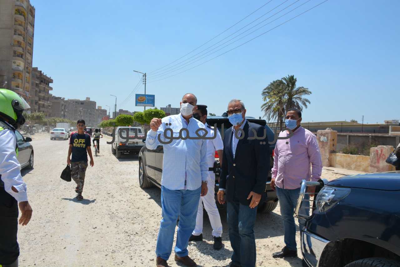 محافظ القليوبيه يتابع عدد من المشروعات بمدينه قليوب وحى غرب شبرا الخيمة كتب / محمد صوابى أجرى عبد الحميد الهجان/ محافظ القليوبية، جولة بمدينة قليوب تابع خلالها أعمال تطوير ميدان العاشر من رمضان بقليوب، وابدي ملاحظات على أعمال البلدورات ووجه بإعادة إنشائها بشكل متوازي مشددا على تيسير الحركه المرورية بالميدان وسرعه دفع الأعمال للانتهاء من أعمال التطوير في أقرب وقت ممكن ،كما قام بمتابعة أعمال رفع الأتربة والنظافه على الطريق الزراعي في نطاق مدينة قليوب وذلك ضمن مشروعات الخطة الاستثمارية للقليوبية. يأتي ذلك في إطار اهتمام المحافظة برفع كفاءة الطرق ورصف الشوارع الرئيسية والداخلية وتجميل الميادين والحفاظ على الوجه الجمالي للشوارع والقضاء على المظاهر العشوائية. وخلال الجولة تابع اعمال رصف نفق غبور حيث تم رصف مطلع النفق فى اتجاه الطريق الزراعى وقد قام الهجان بالتنسيق…