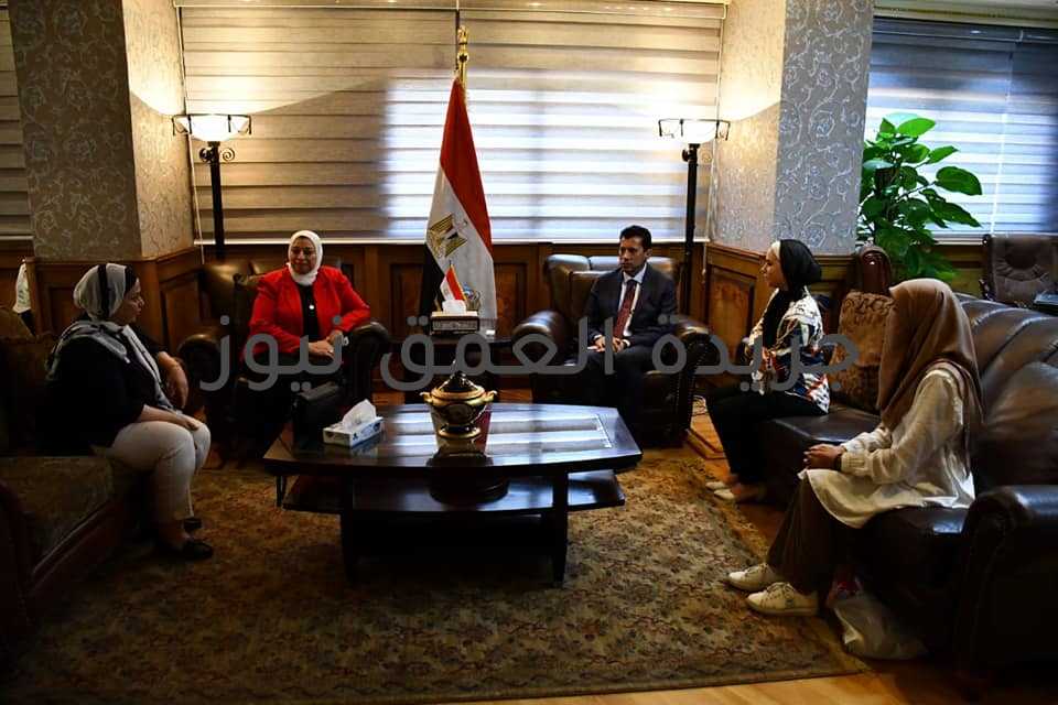 *وزير الشباب والرياضة يكرم الطالبة "هبة" بائعة التين الشوكي* بقلم الدكتور/ طارق مصطفي في إطار حرصه على تكريم النماذج الإيجابية من الشباب داخل المجتمع، قام الدكتور أشرف صبحي وزير الشباب والرياضة ،اليوم الخميس، بتكريم الطالبة هبة عبد الحميد محمد الشهيرة ببائعة التين الشوكي. ثمن الوزير على جهد الطالبة "هبة" ، وحرصها على العمل والتحدي لمساعدة نفسها في مصروفاتها بجانب دراستها، متمنياً لها التوفيق في حياتها العلمية والعملية خلال الفترة المقبلة. ووجه الوزير المعنيين بالوزارة بإشراك الطالبة "هبة" في مجموعة من الأنشطة والبرامج التى تنفذها الوزارة في العديد من المجالات، إضافة إلى تقديم الدعم لها على مستوى دراستها العلمية. من جانبها، قدمت الطالبة هبة عبد الحميد الشكر والتقدير لوزير الشباب والرياضة على حرصه على مقابلتها وتكريمه لها، مشيرة أن بيعها للتين الشوكي جاء بعد تفكيرها في مشروع لمساعدة نفسها في مصروفاتها الدراسية بجانب العمل في عيادة أحد الأطباء في الفترة المسائية.