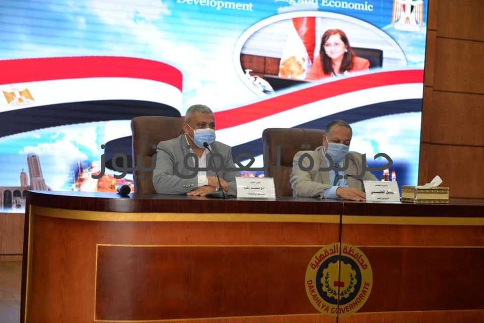 محافظ الدقهلية يكلف السكرتير العام اجتماع لجنة الإشراف والمتابعة على منظومة التحول الرقمي وتقديم الخدمات المتميزة للمواطنين كتب عبده خليل كلف الدكتور أيمن مختار محافظ الدقهلية اليوم السيد نبيل الطيبي وكيل أول الوزارة السكرتير العام لرئاسة إجتماع لجنة الإشراف والمتابعة على المراكز التكنولوجية الحضارية بالمراكز والمدن والأحياء لتقديم خدمات المحليات وتيسير حصول للمواطنين على الخدمات وذلك بحضور العميد سامح زكريا والمهندس محمد حمدي ممثلين عن وزارة التخطيط والتنمية الاقتصادية و أعضاء اللجنة بإشراف المهندس ماهر ابو المجد مدير عام مركز المعلومات بالدقهلية. هذا وكان محافظ الدقهلية سبق وأن وجه بضرورة العمل الجاد لتطبيق آليات التحول الرقمى مع التركيز على ميكنة جميع اعمال الإدارات باليوان العام بما يحقق الفاعلية والشفافية بمنظومة العمل عبر إتاحة وتفعيل التطبيقات التكنولوجية بما يعود بالنفع على إرضاء المواطنين أبناء الدقهلية ، فضلاً عن ضرورة تعظيم دور التحول الرقمي في تحقيق العوائد التي تترجم في تقديم خدمات متميزة للمواطنين في جميع المجالات وتحقيق أقصى إستفادة من التحول الرقمي في المشروعات والبرامج المختلفة في ضوء توجه الدولة المصرية ورؤية القيادة السياسية.. وقال محافظ الدقهلية أن دور التحول الرقمي أساسي في النهوض بالمنظومة الخدمية للعاملين أولا ثم المواطنين ، ثانيا من خلال العمل على ميكنة المراكز التكنولوجية بما يشمل دورة العمل والخدمات المقدمة للمواطنين إسهاماً في تسهيل كافة الإجراءات والخدمات لهم.. هذا وقد أكد السكرتير العام خلال الإجتماع على الإهتمام البالغ والمتابعة المستمرة للسيد محافظ الدقهلية لتفيذ منظومة التحول الرقمي وميكنة الإدارات الخدمية بالديوان العام وربطها على المراكز التكنولوجية.. وتناول الإجتماع الموقف التنفيذي للمشروع والأعمال الفنية المتعلقة بإتاحة خدمات المواطنين من خلال البوابة الإلكترونية، كما تناول إستعراض ومناقشة المقترحات والإجراءات التنفيذية التى تستهدف تيسير حصول المواطنين على خدمات المحليات بصورة حضارية لائقة سريعة والتعامل الفورى مع أية معوقات في التنفيذ وإزالتها من أجل صالح المواطنين، كما تم إستعراض خطوات ومراحل تقديم الخدمة بما يحقق السهولة والسرعة ليتم تقديمها إلكترونيا في مكان واحد للتيسير على المواطنين وتحقيق رضاهم. جاء ذلك في إطار تكليفات الرئيس عبد الفتاح السيسي رئيس الجمهورية بضرورة التعاون بين كافة الوزارات والجهات مع وزارة التخطيط والتنمية الاقتصادية لاستمرار ميكنة الخدمات الحكومية للتيسير على المواطنين فى حصولهم على الخدمات من المحليات بصورة حضارية متميزة بالمحافظات