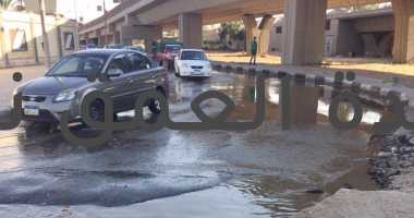 كسر ماسورة مياه بشارع جامعة الدول العربية ومحافظة الجيزة تدفع بفرق صيانة