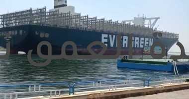 لحظة عبور السفينة إيفرجيفن قناة السويس بنجاح خلال رحلة العودة.. فيديو