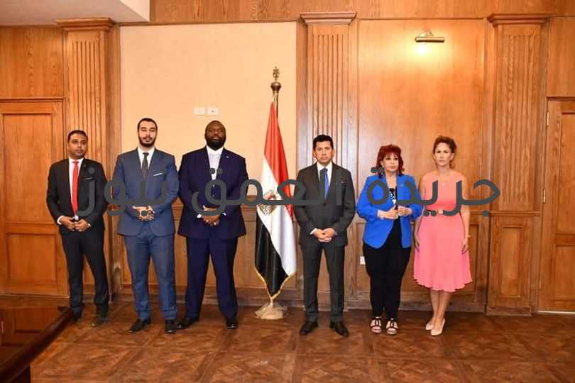 وزير الشباب يبحث فرص الاستثمار في المنشآت الرياضية مع مجموعة من المستثمرين الأجانب