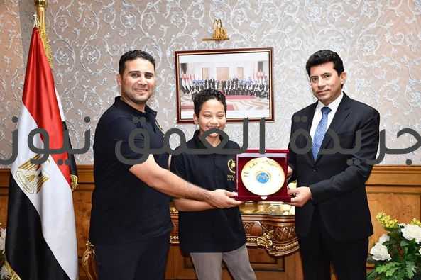 وزير الشباب والرياضة يكرم "محمود سامح " بطل الفروسية الذى هزم السرطان .