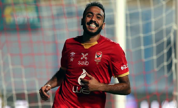 وتابع: “هناك أصوات آخرى داخل جهاز الكرة تطالب برحيل محمود كهربا بدلا من طاهر محمد طاهر ولكن سوف يتضح مصير اللاعب الذي سيغادر في الساعات المقبلة، خاصة أن بيتسو موسيماني يتمسك بخدمات حسين الشحات ويرفض رحيله”. وواصل: “حال رحيل طاهر محمد طاهر عن صفوف القلعة الحمراء سيكون على سبيل الإعارة وليس على سبيل البيع النهائي”. وأتم كريم خطاب تصريحاته، قائلًا: “موسيماني استقر على رحيل الثلاثي طاهر محمد طاهر، ووليد مصطفى، وجونيور أجاي، على أن يكون الأول والثاني على سبيل الإعارة، والأخير بشكل نهائي