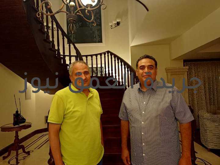 عائلة قسيس "حدوتة مصرية" في إذاعة الشرق الأوسط.. الخميس كتب/ حسن أبوخزيم سليم عزيز قسيس مواطن مصري اختار افضل طريق للتعبير عن حبه لبلده وهو الصناعة وإنشاء المصانع واستكمل أبناؤه وأحفاده المسيرة حتى يساهموا في تقدم الوطن وتشغيل العمالة وزيادة الإنتاج وجلب العملة الصعبة. عائلة "قسيس" حدوتة وطنية مصرية حقيقية تعشق بلدها بالافعال وليس بالاقوال ويشرفني استضافة أحد أفرادها د هاني قسيس رئيس مجلس الأعمال المصرى الأمريكي سابقا ورجل الصناعة الناجح يتحدث عن اسباب اهتمام عائلته بالتصنيع؟ ولماذا كل استثماراتهم وأموالهم في مصر فقط ؟ وأهمية الصناعة في تقدم الدول ورفاهية الشعب ؟ كما يتحدث عن لقاء قداسة البابا تواضروس بعمال مصانعه وكذلك افتتاح رئيس الوزراء لأحدث مصانعهم حوار مهم حول أهمية العمل والانتاج والصناعة والاستثمار والتصدير والانتماء للوطن. موعدنا العاشرة مساء الخميس 5 أغسطس وبرنامج "حدوتة مصرية" بإذاعة الشرق الأوسط اعداد وتقديم أحمد إبراهيم.