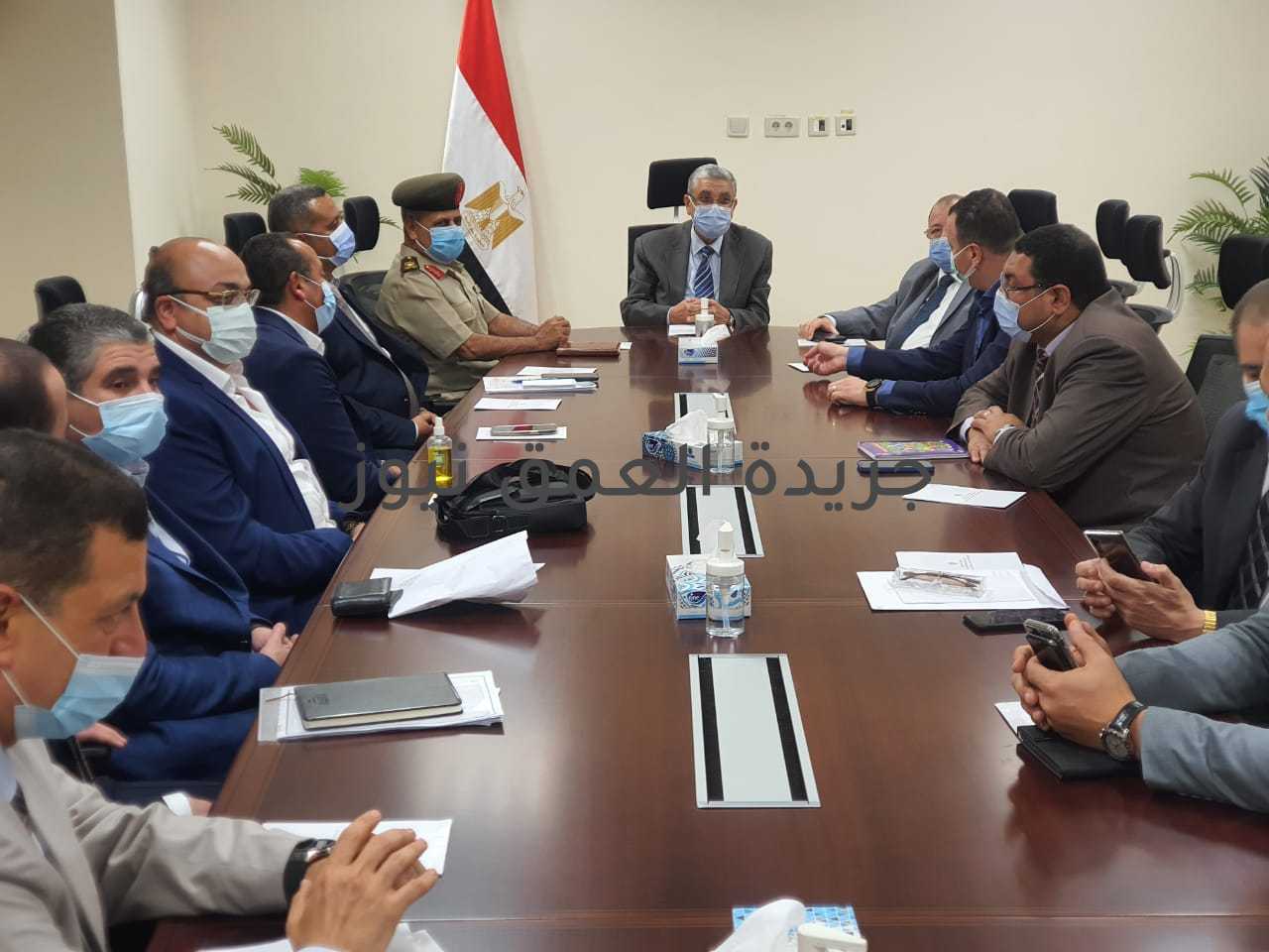 190 مليون جنيه قيمة توقيع عقد تنفيذ توصيل التيار الكهربائي لمساحة 20 ألف فدان بشرق العوينات كتب/ محمد صوابى في إطار توجه الدولة ودعم القيادة السياسية للاهتمام بالمشروعات القومية الكبرى وتوفير الطاقة الكهربائية لمشروعات التنمية الزراعية لسد الفجوة الغذائية وبالتالي عدم الاعتماد على الاستيراد من الخارج لتدبير احتياجاتنا الغذائية، شهد الدكتور محمد شاكر المرقبي وزير الكهرباء والطاقة المتجددة بمبنى وزارة الكهرباء والطاقة المتجددة بالعاصمة الإدارية الجديدة مراسم توقيع عقد بين شركة مصر الوسطى لتوزيع الكهرباء ممثلة عن وزارة الكهرباء والطاقة المتجددة وشركة السويدى اليكتريك للتجارة والتوزيع ، وذلك لتنفيذ شبكة الكهرباء لمساحة إضافية تبلغ حوالى 20 الف فدان بشرق العوينات ، لصالح جهاز مشروعات الخدمة الوطنية الذي سيقوم بتمويل المشروع بتكلفة قدرها نحو 190 مليون جنيه. وتقوم وزارة الكهرباء والطاقة المتجددة بالتعاون الوثيق والمستمر مع جهاز مشروعات الخدمة الوطنية لتأمين التغذية الكهربائية لمنطقة شرق العوينات من خلال الشبكة القومية للكهرباء نظراً لما تمثله تلك المنطقة من إضافة للاقتصاد القومى حيث تعتبر مساحة 20 الف فدان موضوع العقد المشار إليه من ضمن المساحة المستهدف استصلاحها وزراعتها والتي تقدر بما يزيد عن 300 ألف فدان بشرق العوينات وذلك من خلال جهاز مشروعات الخدمة الوطنية ومستثمرى القطاع الخاص، حيث سيتم زراعة الأراضي المستصلحة المشار إليها بمحاصيل استراتيجية من أهمها محصول القمح مما يعمل علي تقليل الفجوة الغذائية وإقامة مناطق عمرانية وأنشطة إقتصادية جديدة تدعم الإقتصاد القومي، ومن المستهدف إنجاز المشروع قبل بداية شهر أكتوبر القادم بما يتيح الفرصة للحاق بموسم الزراعة الشتوي لهذا العام، ويُعد المشروع نموذج واضح لتكامل الجهود بين القطاع الحكومي والقطاع الخاص والقوات المسلحة لخدمة وطننا الحبيب ورفاهية الشعب المصري. وتأتى مثل هذه الأعمال تأكيداً لتوجيهات السيد رئيس الجمهورية الرئيس عبد الفتاح السيسى لتدعيم الشبكة الكهربائية بمحافظات مصر المختلفة، والاهتمام بالمشروعات القومية الكبرى في مجال الزراعة وما تمثله من إضافة للاقتصاد القومى.