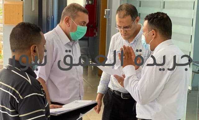 صيدلة بدر تستعد لزيارة "الهيئة القومية لضمان الجودة والاعتماد" كتب/ ماهر بدر أعلن الدكتور ياسر مصطفى، عميد كلية الصيدلة بجامعة بدر فى القاهرة، أن إدارة الكلية تستعد للزيارة الاستطلاعية لوفد "الهيئة القومية لضمان جودة التعليم والاعتماد"، خلال شهر "أغسطس" الجارى لتجديد حصول الكلية على الاعتماد، اتساقاً مع أهداف الخطة الاستراتيجية لـ"جامعة بدر"، والتى تسعى إلى حصول كل كليات الجامعة على الاعتماد والجودة من خلال تقديم كل وسائل الدعم المادية والبشرية، وتطوير جميع الأقسام والمعامل بأحدث الأجهزة فى الكلية، تحت إشراف الدكتور مصطفى كمال رئيس الجامعة، ودعم الدكتور إبراهيم القلا نائب رئيس الجامعة لشئون التعليم والطلاب. أضاف عميد كلية الصيدلة بجامعة بدر فى القاهرة، أنه سبق زيارة العديد من اللقاءات الافتراضية Online، لبعض أعضاء هيئة التدريس ومعاونيهم فى الكلية.. مشيراً إلى أن الكلية تشهد حالياً طفرة كبيرة فى مجال الاعتماد والجودة وحققت نتائج ملموسة، وتم الانتهاء من البيانات والدراسات الموثقة التى تثبت استيفاء المعايير المقررة للاعتماد والجودة ومنها: "رؤية ورسالة الكلية، خطة تحسين الأقسام ونتائج تنفيذها، دراسة التقويم الذاتى، نظم التقويم وضبط الجودة، وغيرها من البيانات والدراسات التى من الممكن أن يطلبها وفد هيئة الاعتماد والجودة". أشار الدكتور ياسر مصطفى، إلى أن إدارة الجامعة وفرت جميع سبل الدعم التقنى والتدريب لكل أعضاء هيئة التدريس والهيئة المعاونة والطلاب والعاملين، خصوصاً فى ظل وجود بنية تحتية قوية لأحدث شبكات الحاسب الآلى التى تمتلكها الجامعة.. كاشفاً عن أن إدارة الكلية اتخذت كل الإجراءات الإحترازية لمكافحة انتشار العدوى وضمان سلامة الطلاب وأعضاء هيئة التدريس والعاملين خلال جائحة "فيروس كورونا"، بشكل دورى ومستمر على مدار العام. لفت عميد كلية الصيدلة بجامعة بدر فى القاهرة، إلى أن إدارة الكلية تهتم بتطوير نظم التعليم المدمج "الهجين"؛ طبقاً لتعليمات "وزارة التعليم العالى والبحث العلمى"، بشكل متوازن فى جميع الأنشطة الإفتراضية والمكانية والإستفادة من الممارسات الجيدة فى معظم دول العالم المتقدمة فى هذا المجال.. مشيراً إلى أنه تم عمل فيديو توثيقى لجميع أنشطة الكلية لتوضيح أهم الموارد المتاحة من: "المدرجات، المعامل، المكتبة، الملاعب، المسطحات الخضراء، شبكة الحاسب الآلى، وغيرها من باقى منشآت الكلية"؛ لتوثيق أهم الأنشطة داخل الكلية.