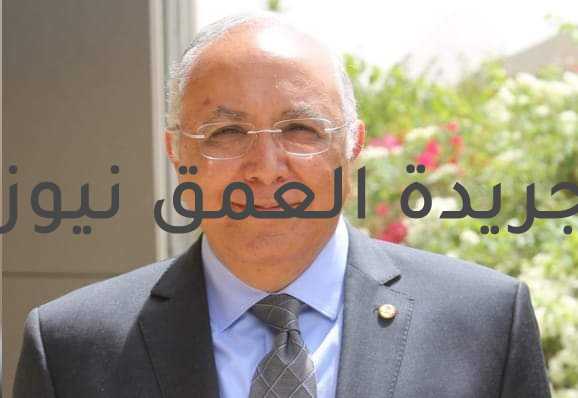 بتمويل من هيئة تنمية صناعة تكنولوجيا المعلومات، تطوير جهاز (PCR ) بعد تصميمه بالجامعة المصرية اليابانية كتب/ ماهر بدر أكد الدكتور أحمد الجوهرى، رئيس الجامعة المصرية اليابانية للعلوم والتكنولوجيا، قيام فريق بحثي بالجامعة بتطوير تصميم جهاز (PCR ) أو ما يعرف بجهاز "تفاعل البوليميراز المتسلسل" الذي تم تصميمة بالجامعة" موضحا أنه يمكن استخدام الجهاز في الكشف عن الإصابة ب "فيروس (كوفيد- 19)"، كما يستخدم في تشخيص الإصابة الفيروسية لعديد من الفيروسات سواء كانت مرتبطة بالإنفلونزا أو نقص المناعة المكتسبة والفيروسات المعوية، والفيروسات المرتبطة بالجهاز التنفسي. و أضاف أحمد الجوهري أن الجهاز تم تصنيعه من أجزاء من السوق في مصر، موضحا أن أهم ما يميزه بالنسبة للأجهزة الأخرى المستوردة هو أن السعر المقترح للجهاز هو عشرة آلاف جنيه، في حين أن الجهاز المستورد يبلغ سعره ما بين 80 إلي 100 ألف جنيه، مشيرا إلى أن الجهاز يتميز بأنه سريع جدا بالمقارنة بالمستورد حيث يمكن أن ينتهي التحليل في أقل من ثلثي الوقت. أوضح الدكتور أحمد رشاد فتح الباب، رئيس الفريق البحثي، أن الفريق البحثي المشارك معه يتكون من الدكتور أحمد لطفي عبد الموجود والدكتور أحمد أبو السعود و الدكتور هشام محمد والدكتور جمال عبد الناصر، موضحا أنه جاري العمل في تطوير الجهاز لإضافة عدة خصائص ومميزات لهذا الجهاز، ومنها علي سبيل المثال تحويل الجهاز الي gradient، بالإضافة إلى تحويل الجهاز إلى realtime PCR حيث يمكن متابعة النتائج أثناء عمل ال "بي سي آر" و الجدير بالذكر أن عملية تطوير الجهاز ممولة من قبل هيئة تنمية صناعة تكنولوجيا المعلومات ITIDA بمبلغ مليون وسبعمائة ألف جنية مصري، من خلال برنامجها التعاوني الأكاديمي لتكنولوجيا المعلومات ITAC، هذا بالإضافة إلى التعاون مع الشريك الصناعي وهي شركة "أليكس بايو تكنولوجي" للخدمات العلمية.