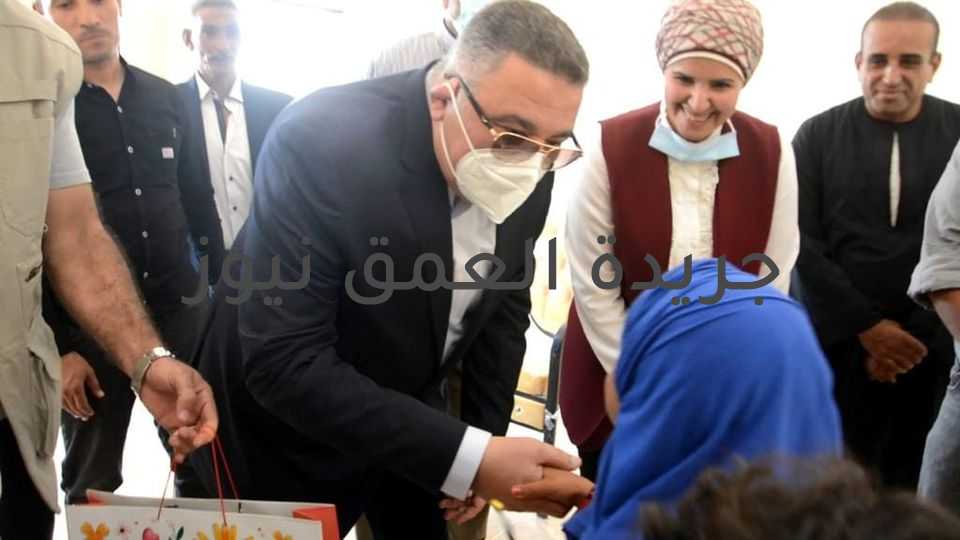 تشمل شبكة مياه وإطلاق التيار الكهربائي.. محافظ البحر الأحمر يفتتح أعمال التطوير بقرية النصر بسفاجا