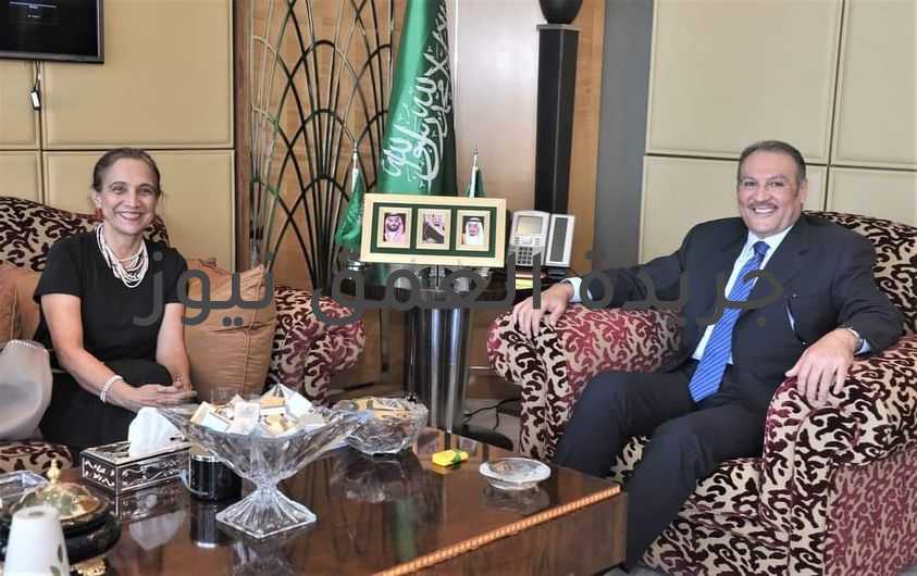 سفير خادم الحرمين الشريفين بالقاهرة يستقبل سفيرة كولومبيا غير المقيمة لدى المملكة