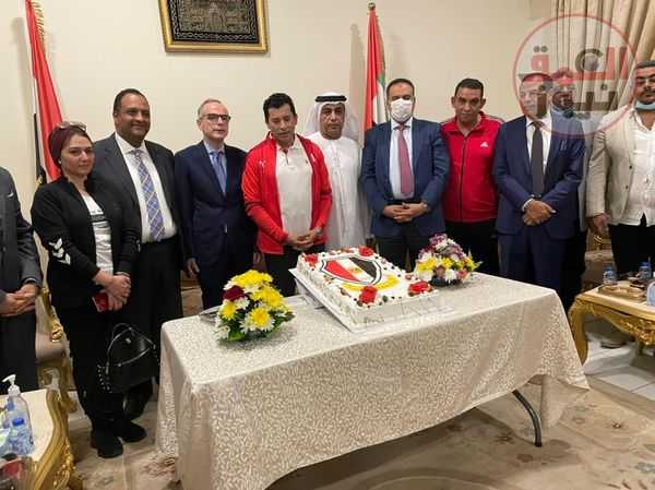 *وزير الرياضة يزور النادي المصري بدبي ويشارك في مباراة كرة قدم استعراضية مع قدامي الرياضيين*