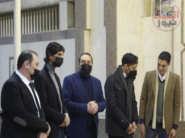 دموع وأحزان في عزاء الفنان الراحل أحمد الحجار