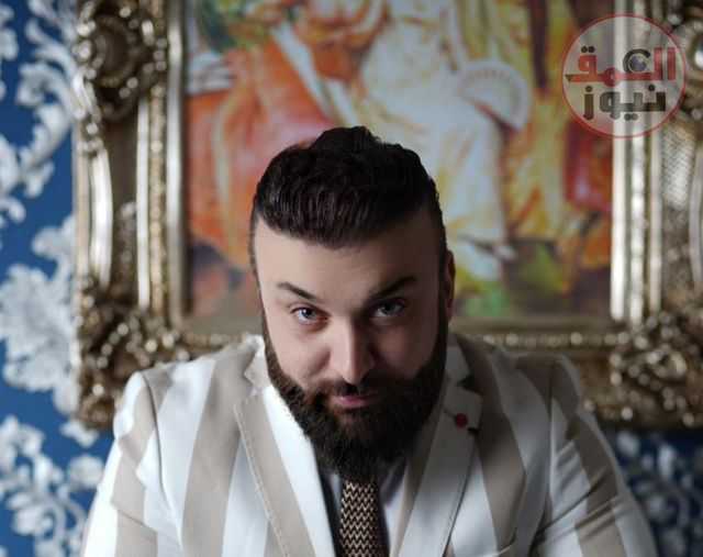 حكمت عادل: أسبوع الموضة في إستراليا اقتحم عالم الجمال كتب: خالد البسيوني. قال خبير الموضة الفاشون حكمت عادل، إن أسبوع الموضة فى أستراليا، شهد العديد من عارضات الأزياء، اللاتي تألقن بالألوان المبهجة والتصميمات البديعة المختلفة فيما تميل كل الأنظار إلى الملابس والأزياء الأنيقة التى تمثل أذواق السكان الأصليين لأستراليا. وأضاف في بيانه له، أن أسبوع الموضة الأسترالي اقتحم عالم الجمال بمشاركة الجمهور، وذلك بعد توقف مشاركة الجمهور بسبب تفشي فيروس كورونا المستجد، حيث لعب الطقس الربيعي دورًا كبيرًا في تحديد ملابس أولئك الذين حضروا العروض، وحرص المصممون على إبراز تصميماتهم الرقيقة دون تكلف حيث عم طابع البساطة على أجواء المهرجان. ولفت إلى أن معظم العروض شهدت انتشار المكياج واحتل الشعر مركز الصدارة وأراد المصممون تجسيد الصورة الظلية الكلاسيكية لتناسب المرأة العصرية المتمكنة. وأوضح أن العارضات سارت على المدرج بألوان مبهجة ومشرقة مع صور ظلية وفيرة تتناسب معها، ولكن عندما يتعلق الأمر بالمكياج، لم يكن هناك الكثير من العروض وكان ذلك للأفضل.