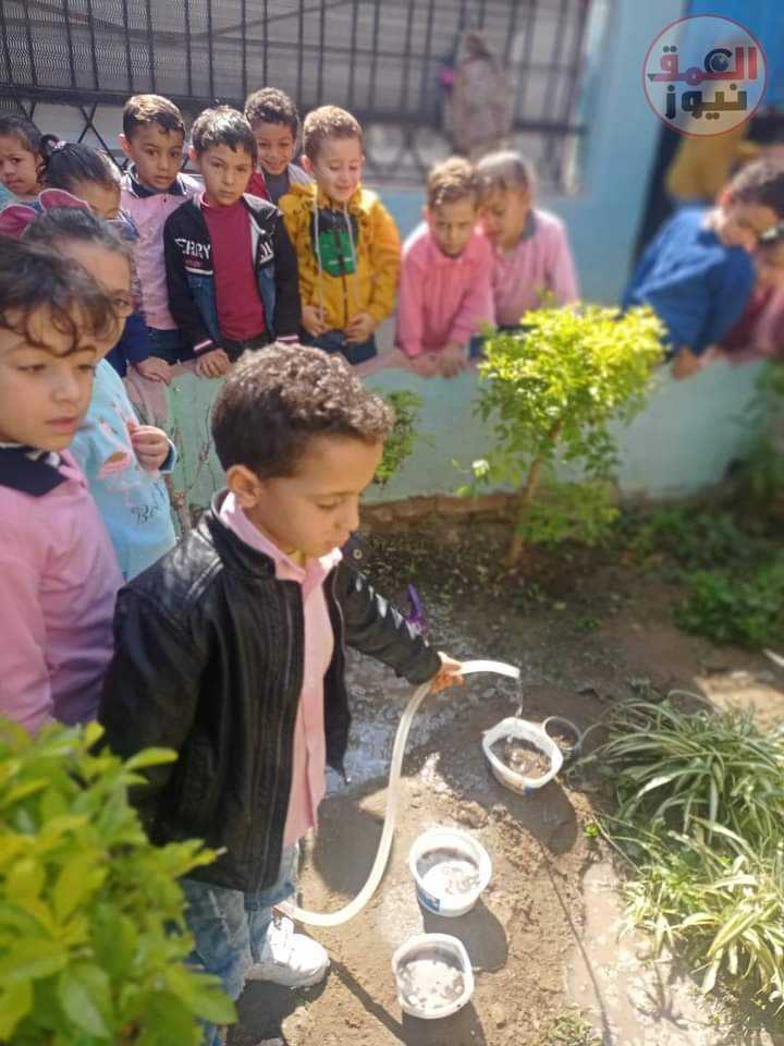 بالصور.. أطفال تزرع الأشجار بدسوق تفاعلاً مع مؤتمر المناخ وندوة عن فعالياته بمدرسة الزهور بكفر الشيخ(العمق نيوز)
