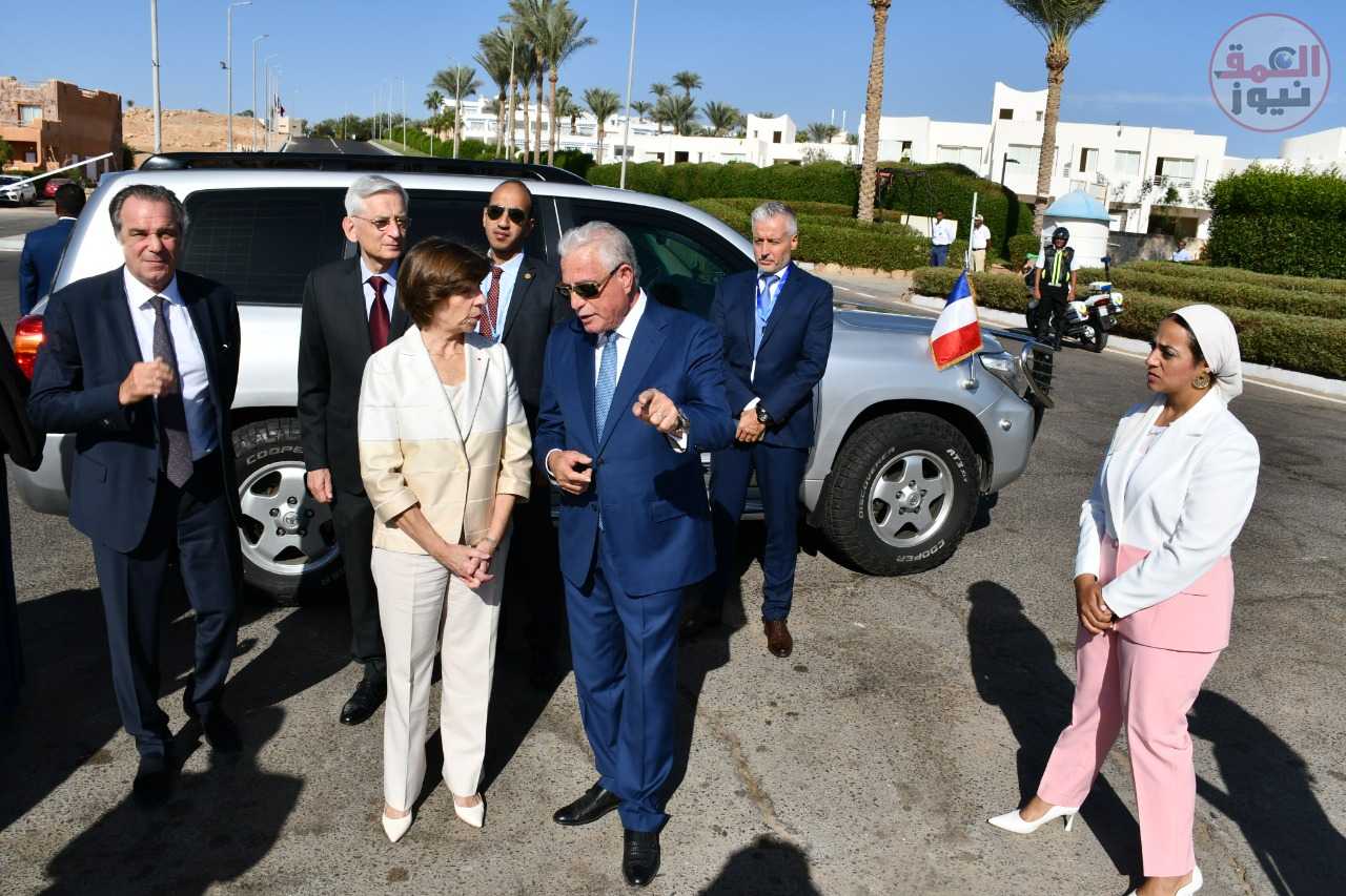 وزيرة الشؤون الخارجية لفرنسا ومحافظ جنوب سيناء يضعان اكليلا من الزهور علي النصب التذكاري لضحايا الطائرة الفرنسية