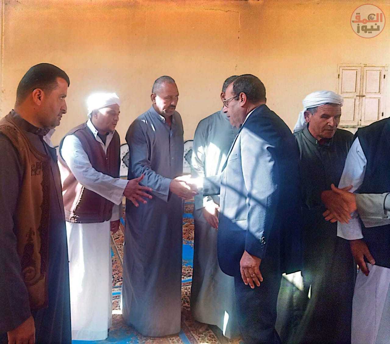 الدكتور محمد عبد الفضيل محافظ شمال سيناء يعزى أسر شهداء بئر العبد (العمق نيوز)