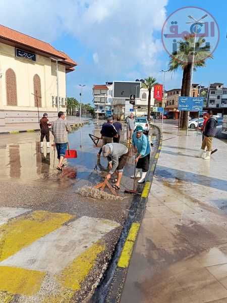 إنتشار واسع للفرق والمعدات لكسح تجمعات مياه الأمطار بشوارع دمياط