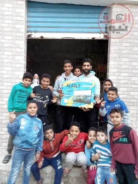 بجنيه واحد شاب سكندرى يجبر بخاطر الاطفال بمسابقة بسيطة