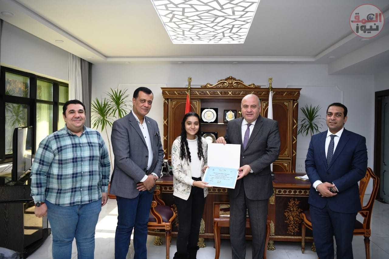 محافظ قنا يكرم الطالبة الحاصلة علي المركز الأول في المسابقة العالمية لبرمجة الروبوت بسنغافورة