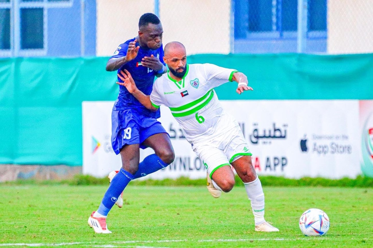 معتصم عبدالله (دبي) تمسك دبا الحصن بالصدارة وحتا بمركز الوصافة في دوري الدرجة الأولى بفوز الأول على مضيفه التعاون 3-1، فيما عاد «الإعصار» بالنقاط الثلاث من ملعب الذيد بالفوز 1-0، في ختام مواجهات «الجولة 13» والتي شهدت تعادل مصفوت والإمارات بدون أهداف، والحمرية والفجيرة 1-1. وبصم دبا الحصن على تفوقه أمام مضيفه التعاون منذ الشوط الأول، بتسجيله ثلاثة أهداف بواسطة لوان اوليفيرا في الدقيقة 18، كايو روزا 41، وباولو هنريقو في الدقيقة 48، فيما سجل كارلوس ألبرتو هدف أصحاب الأرض الوحيد في الدقيقة 88، ورفع الحصن رصيد إلى 27 ليستمر في صدارة الترتيب. وعلى ملعب الذيد، تمسك حتا بوصافة الترتيب، بعدما رفع رصيده إلى 26 نقطة بالفوز بهدف دينيلسون بيريرا في الدقيقة 32، بدوره أهدر الإمارات فرصة الصعود للمركز الثالث وبقى رابعاً برصيد 22 نقطة بتعادله السلبي أمام مضيفه مصفوت. نتائج المباريات التعاون - دبا الحصن 1-3 مصفوت - الإمارات 0-0 الذيد - حتا 0-1 الحمرية - الفجيرة 1-1