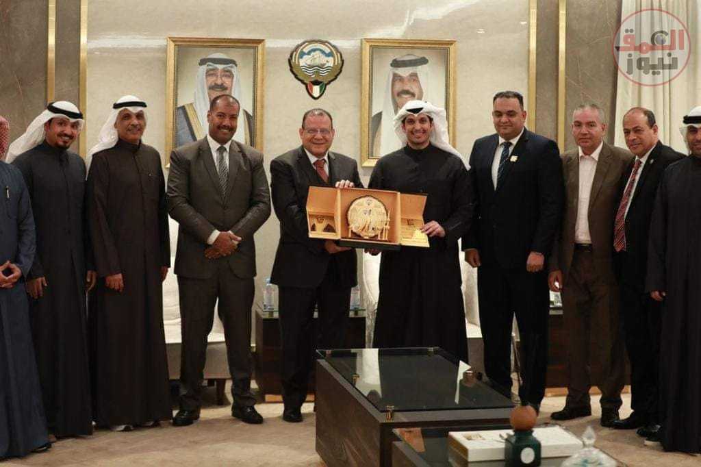 البدوى يهدى درع التميز لوزير الثقافة والأعلام والشباب الكويتى