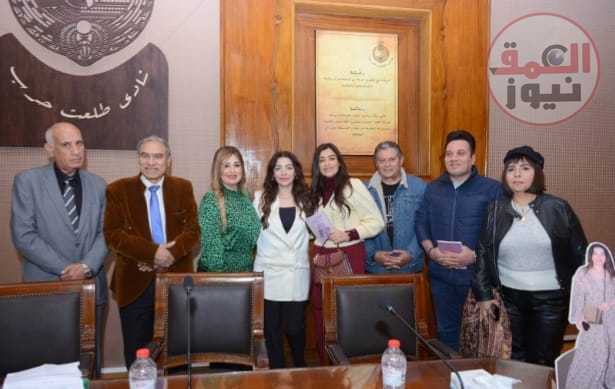 الإعلامية أمل نعمان تدير ندوة مناقشة كتاب "كلمات فى زمن الأى كلام" للكاتبة دينا شرف الدين