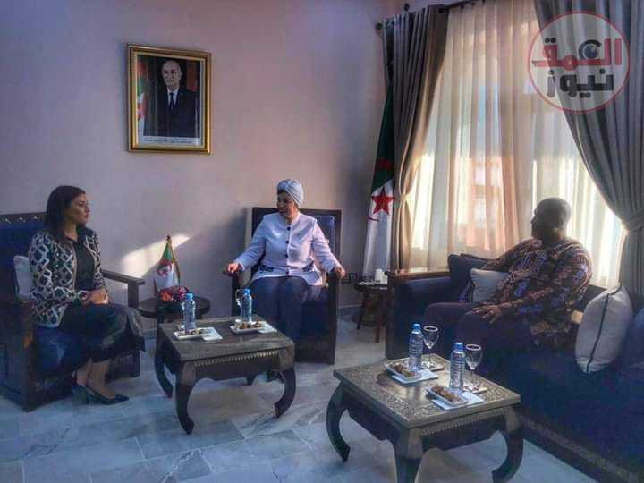 وزيرة ثقافة الجزائر تشهد عرض أزياء للألبسة التقليدية الجزائرية