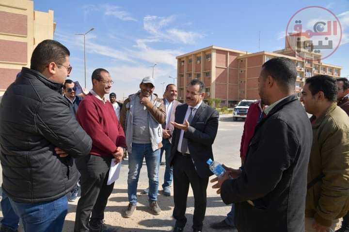 رئيس جامعة الوادى الجديد يتابع المشروعات الجاري تنفيذها بموقع الجامعة بالكيلو 10