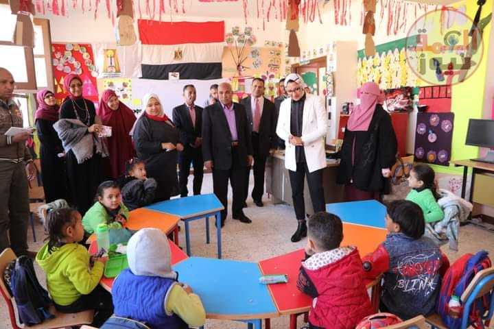 نائب محافظ الوادي الجديد تتابع سير العملية التعليمية بمدرسة "الشركة الجديدة"