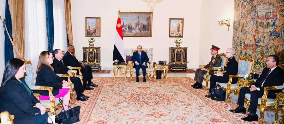 السيد الرئيس يستقبل وزير الدفاع الأمريكي