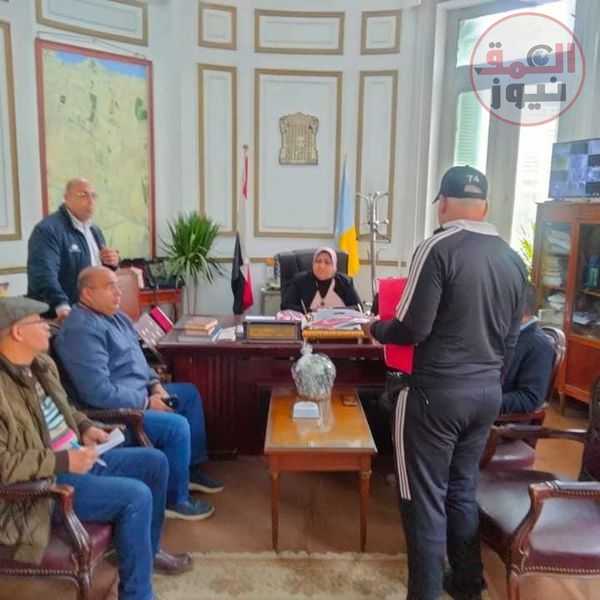 عزة سعد رئيس حي وسط الإسكندرية تترأس الاجتماع الأسبوعي لخدمة المواطني
