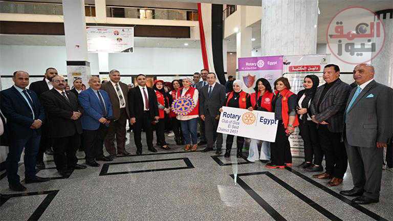 صور.. رئيس جامعة الفيوم يفتتح "معرِض ملابس الطلاب"