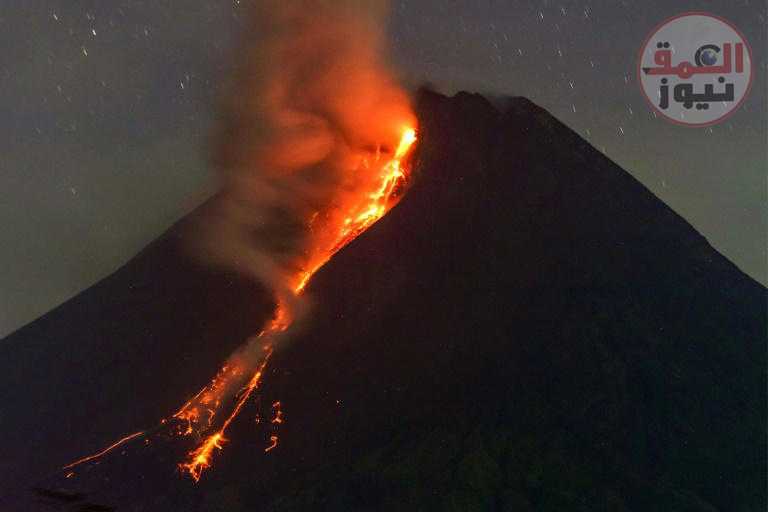 بركان ميرابي في إندونيسيا ينفث حممًا منصهرة